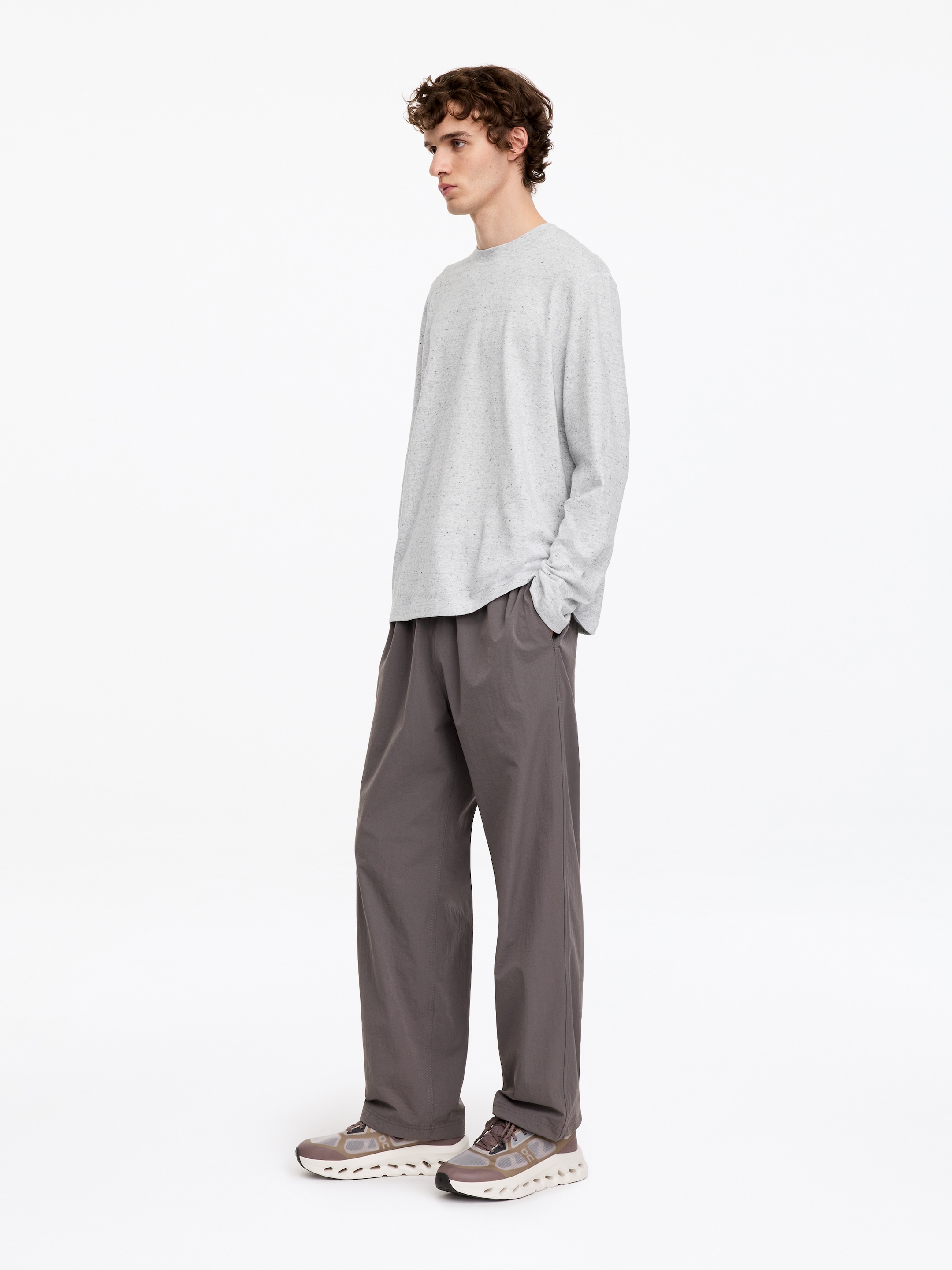 Haut à manches longues ARKET ACTIVE - gris - Regular fit - men - StillMedia/Lookbook - 2