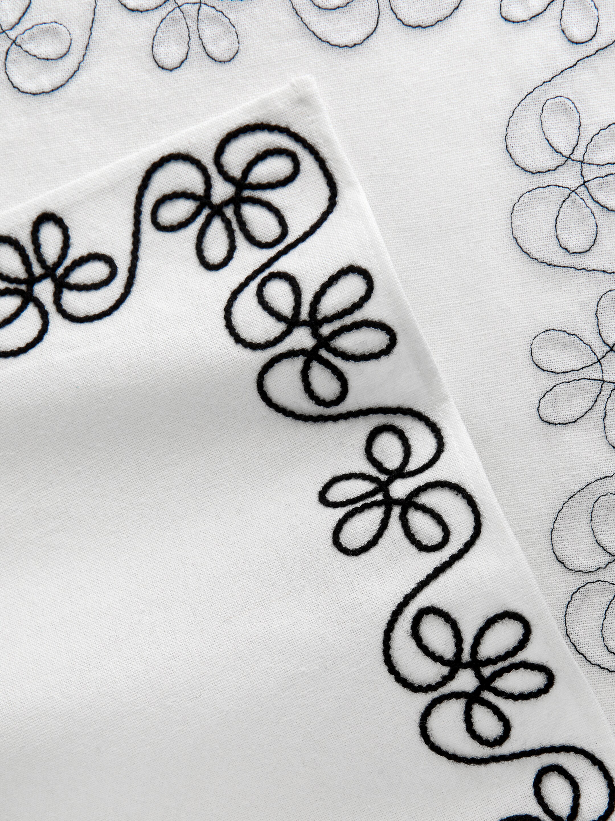 Broderad bordslöpare - Vit/svart - Homeware - StillMedia/DescriptiveDetail - 2
