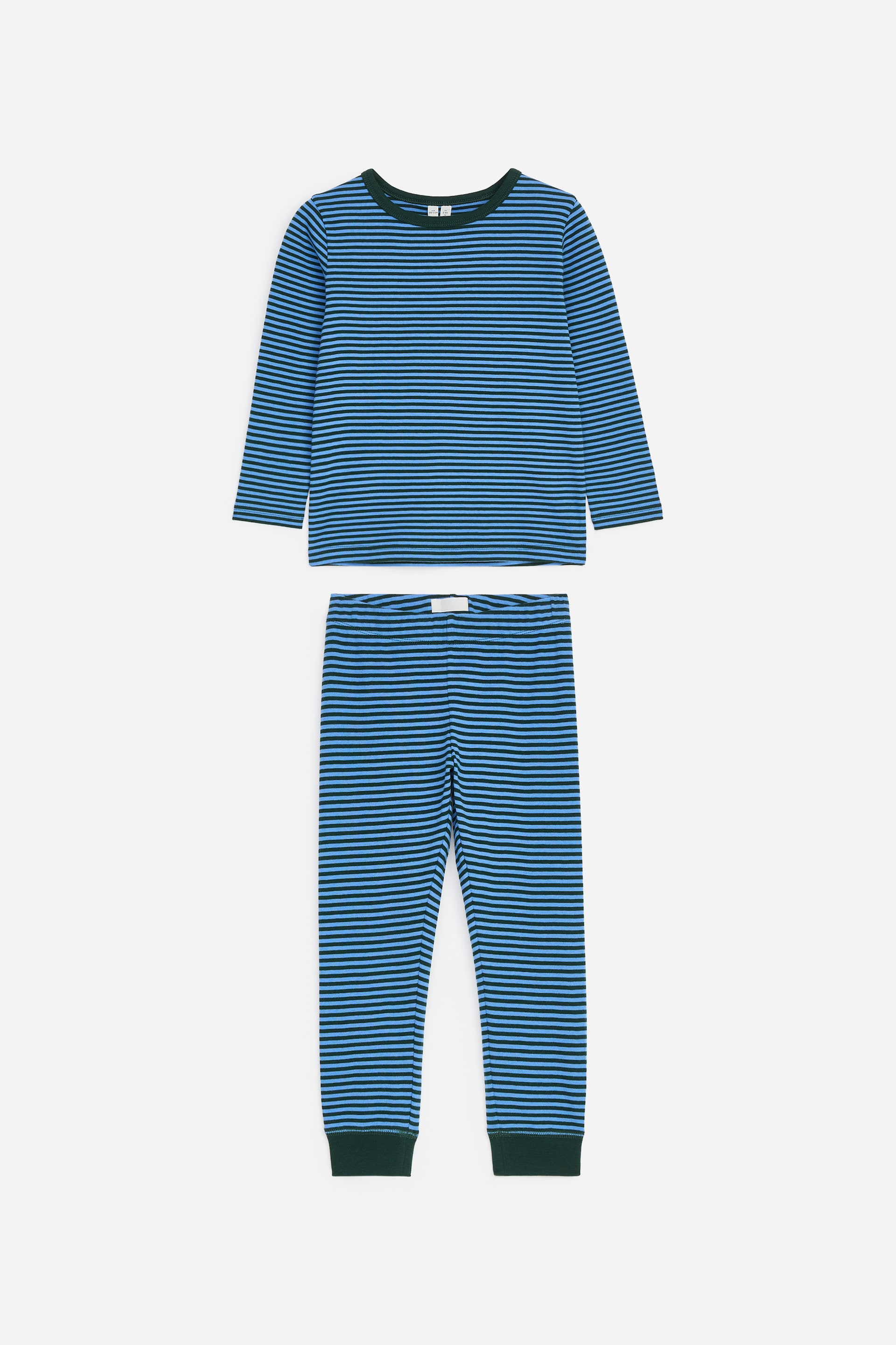 Agrandir l'image: Un ensemble de pyjama deux pièces est présenté de face, avec un motif assorti à rayures horizontales bleu et vert foncé. Le haut à manches longues est doté d’un col rond vert foncé, tandis que le pantalon assorti présente une taille élastiquée et des poignets chevilles côtelés vert foncé unis.