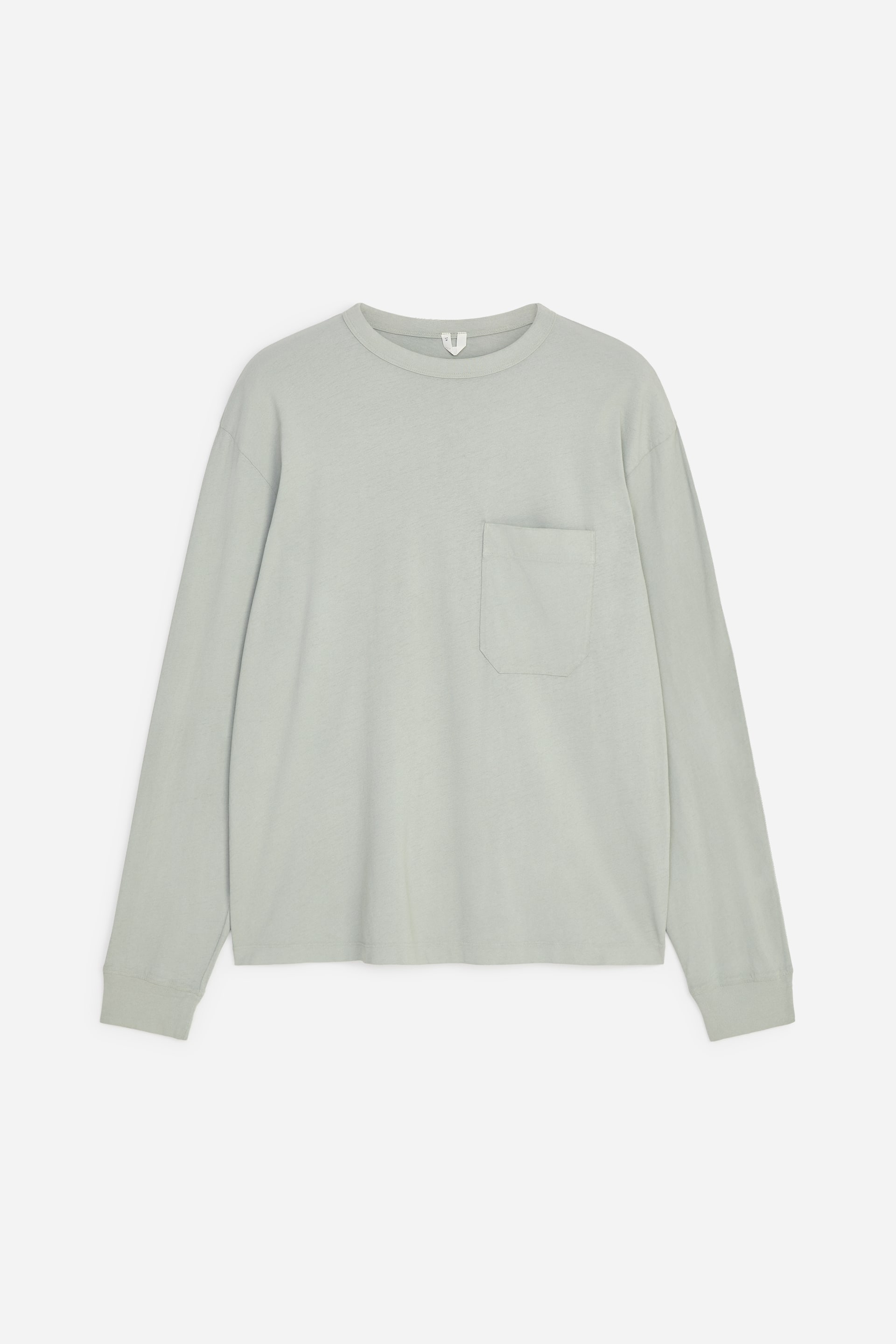 Grotere afbeelding bekijken: Een T-shirt met lange mouwen wordt van voren getoond. Het heeft een lichtgroene, gewassen vintage look, een relaxed fit, een enkel borstzakje en geribde boorden.