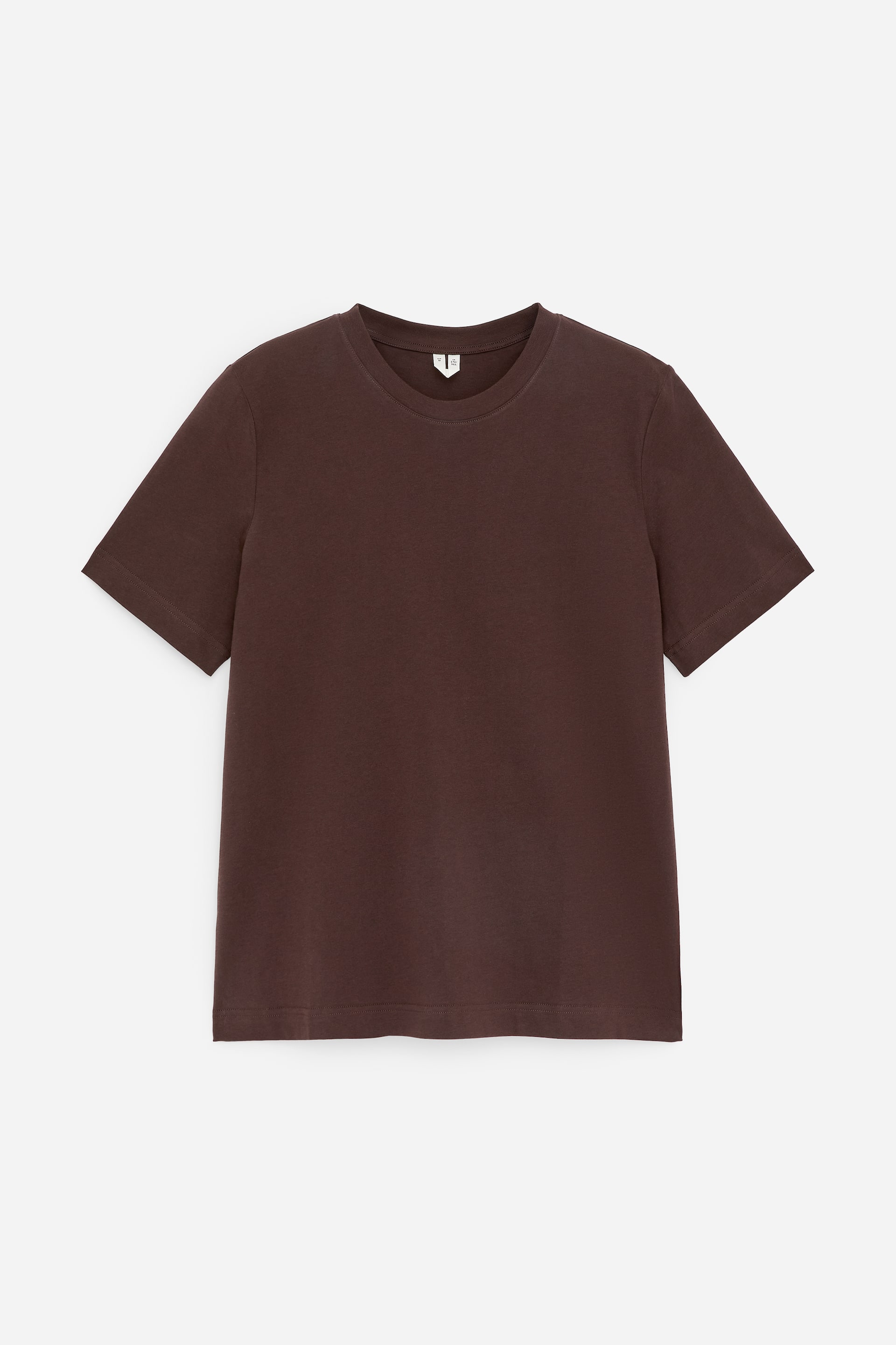 Visualizza l'immagine ingrandita: Una t-shirt marrone scuro è mostrata frontalmente, con un girocollo a coste e maniche corte con orli semplici. Una piccola etichetta bianca è visibile all'interno del collo posteriore.