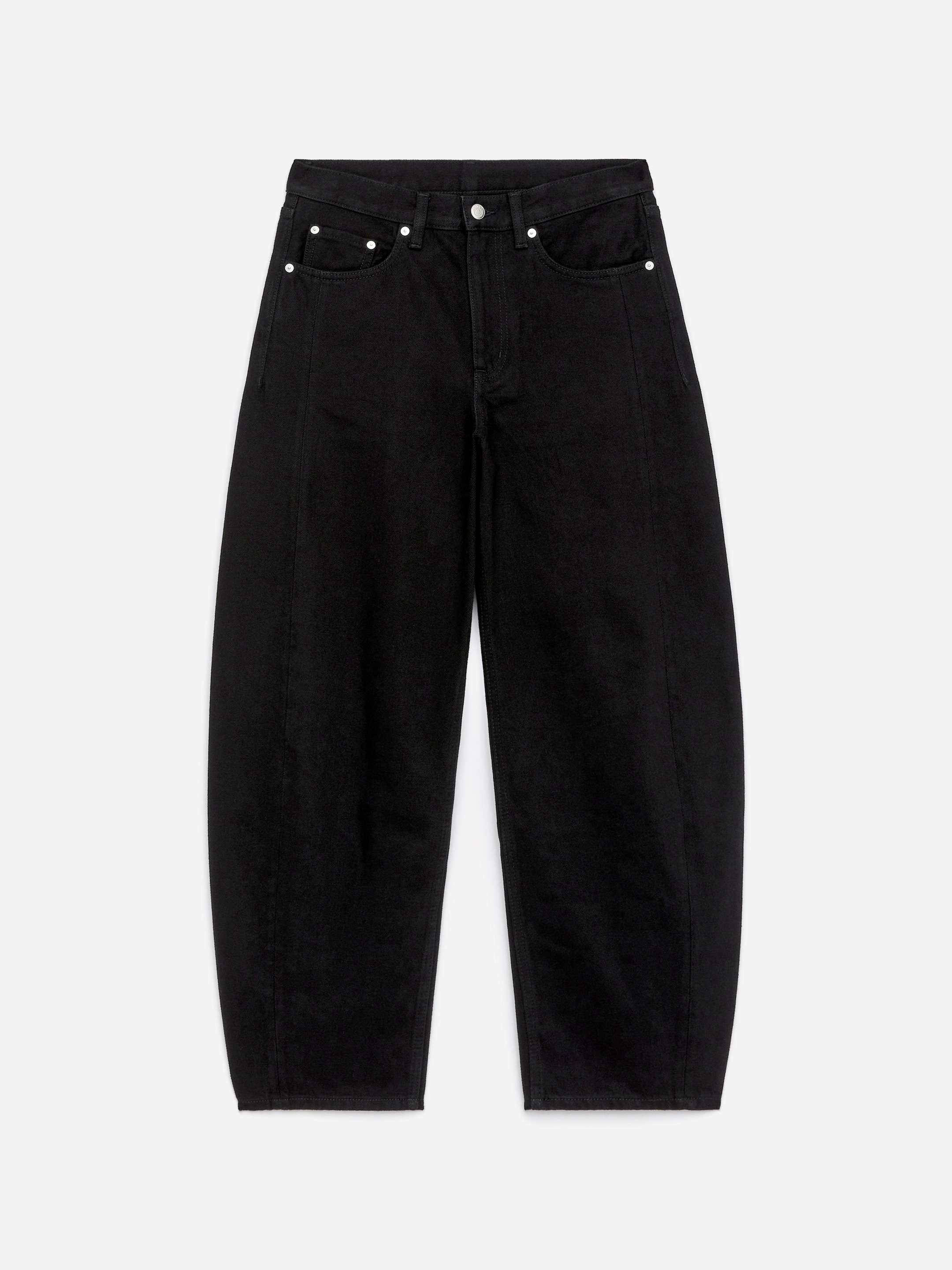 Visualizza immagine più grande: Un paio di jeans in denim nero viene presentato dalla parte anteriore, caratterizzato da una vestibilità rilassata e gambe scolpite e tagliate. Presentano cuciture verticali prominenti lungo la parte anteriore di ciascuna gamba, una chiusura con un singolo bottone argentato, una zip e tasche frontali dettagliate con rivetti argentati.