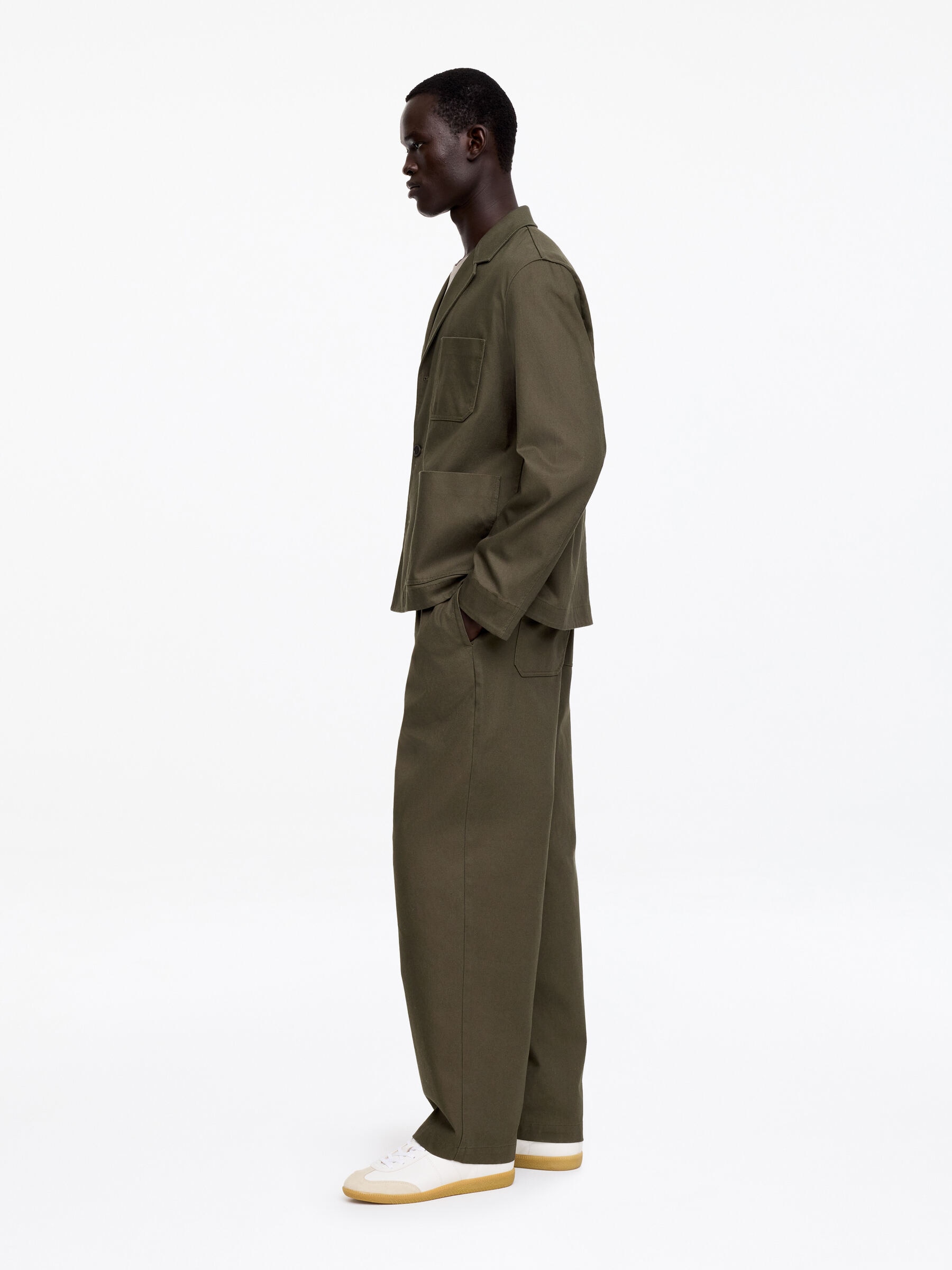 Pantalones de lino y algodón loose fit - Verde caqui - Corte holgado - Men - StillMedia/Lookbook - 2