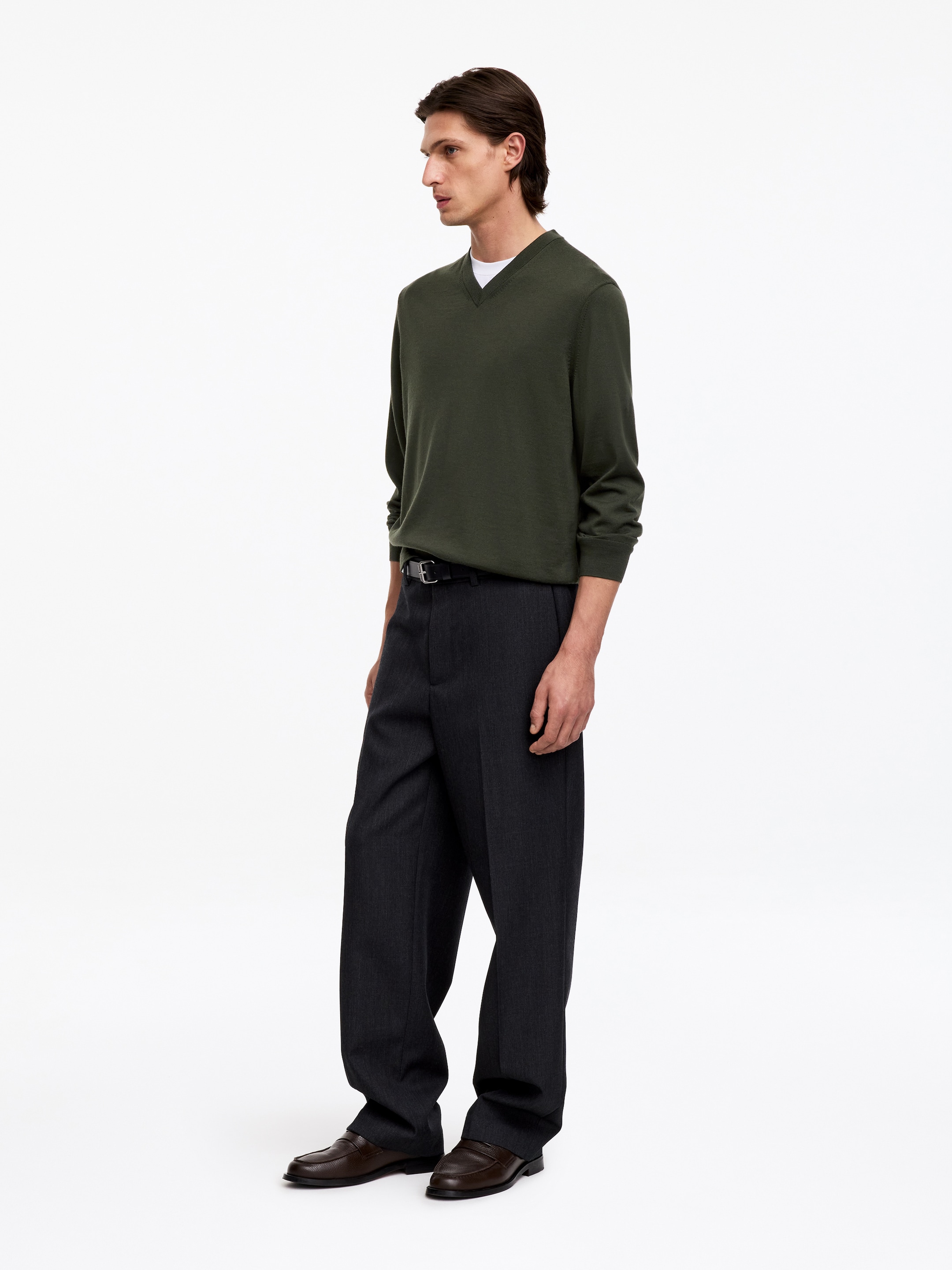 Merino V-Neck Jumper - Dark Green - Regular fit - Men - StillMedia/Lookbook - 3