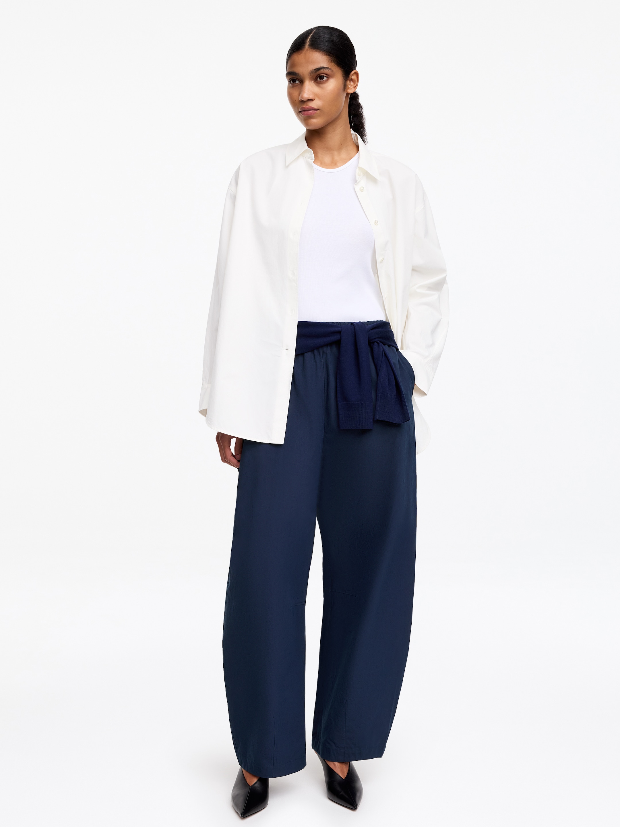 Pantalon en coton à jambe barrel - Bleu foncé - Loose fit - Femme - StillMedia/Lookbook - 3