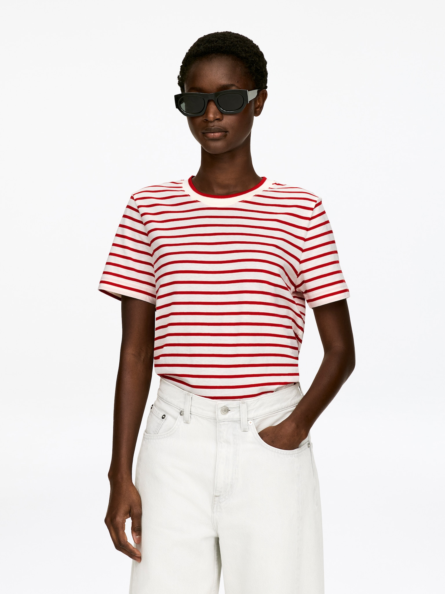 LILY Charakteristisches T-Shirt - Rot/Weiß/Weiß/Dunkelblau/Weiß/Weinrot/Braun/Cremeweiß/Schwarz/Graumeliert/Dunkelblau