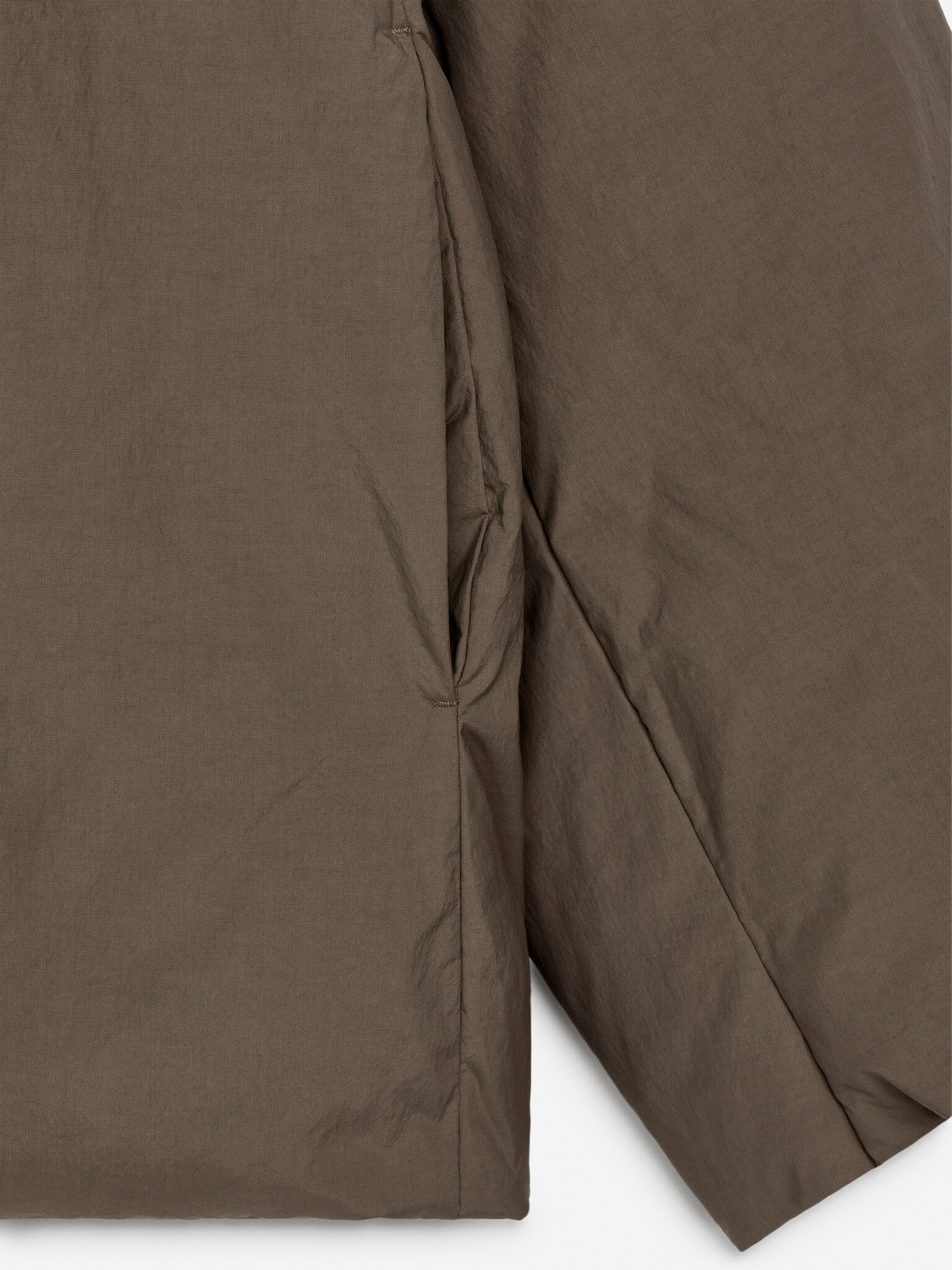 Upcycled Down™ Jacke mit hohem Kragen - Dunkles Graubraun/Dunkelbraun/Schwarz - 3