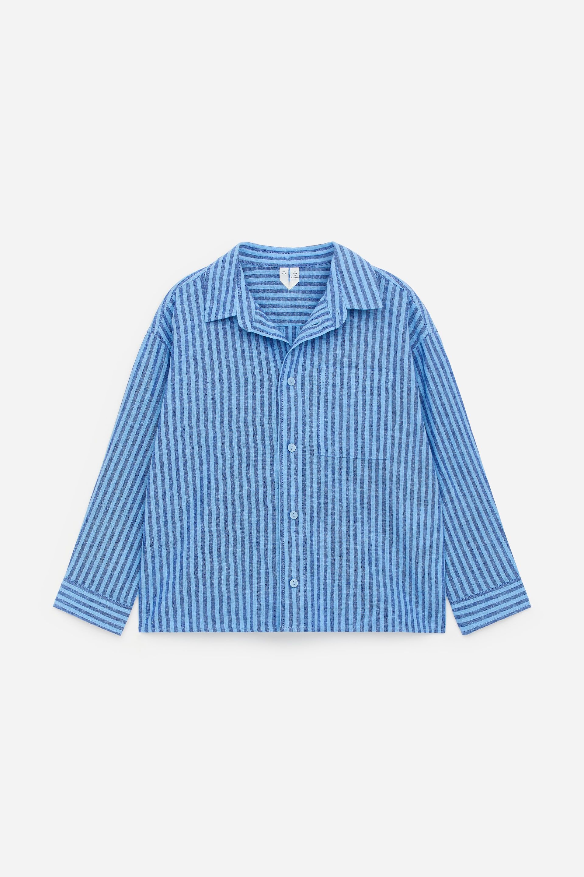 Ver imagem maior: A camisa de linho e algodão exibe um padrão de riscas verticais em azul e azul escuro. Apresenta uma gola aberta, fecho frontal com botões de cor clara e um bolso de patch único no peito esquerdo. As mangas compridas com punhos de botões completam a apresentação frontal da camisa.