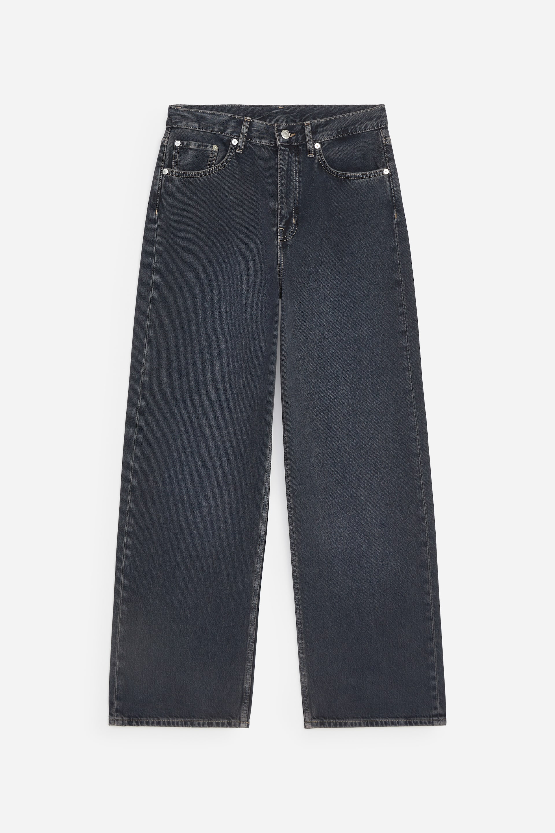 Grotere afbeelding bekijken: Een paar jeans met hoge taille en wijde pijpen in gewassen donkergrijs denim wordt van voren getoond, met een relaxte silhouette, klassieke five-pocket-styling en een knoopsluiting in de taille.