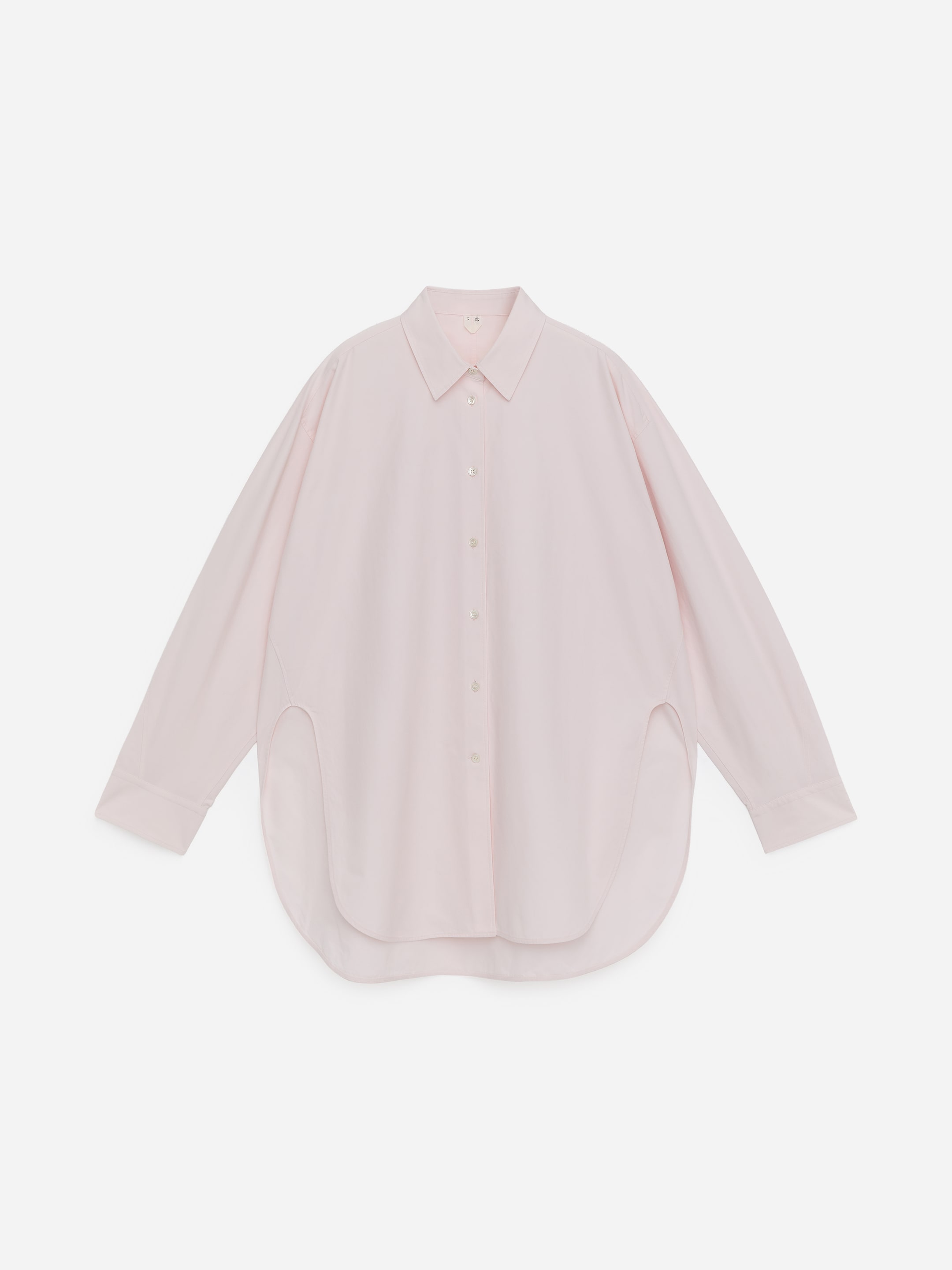 Visualizza immagine più grande: Una camicia rosa chiaro con bottoni è presentata come FRONTE, caratterizzata da un colletto a punta, una fila completa di bottoni con bottoni di colore chiaro e maniche lunghe con polsini abbottonati. La camicia presenta anche un orlo arrotondato, più lungo sul retro, con spacchi laterali.