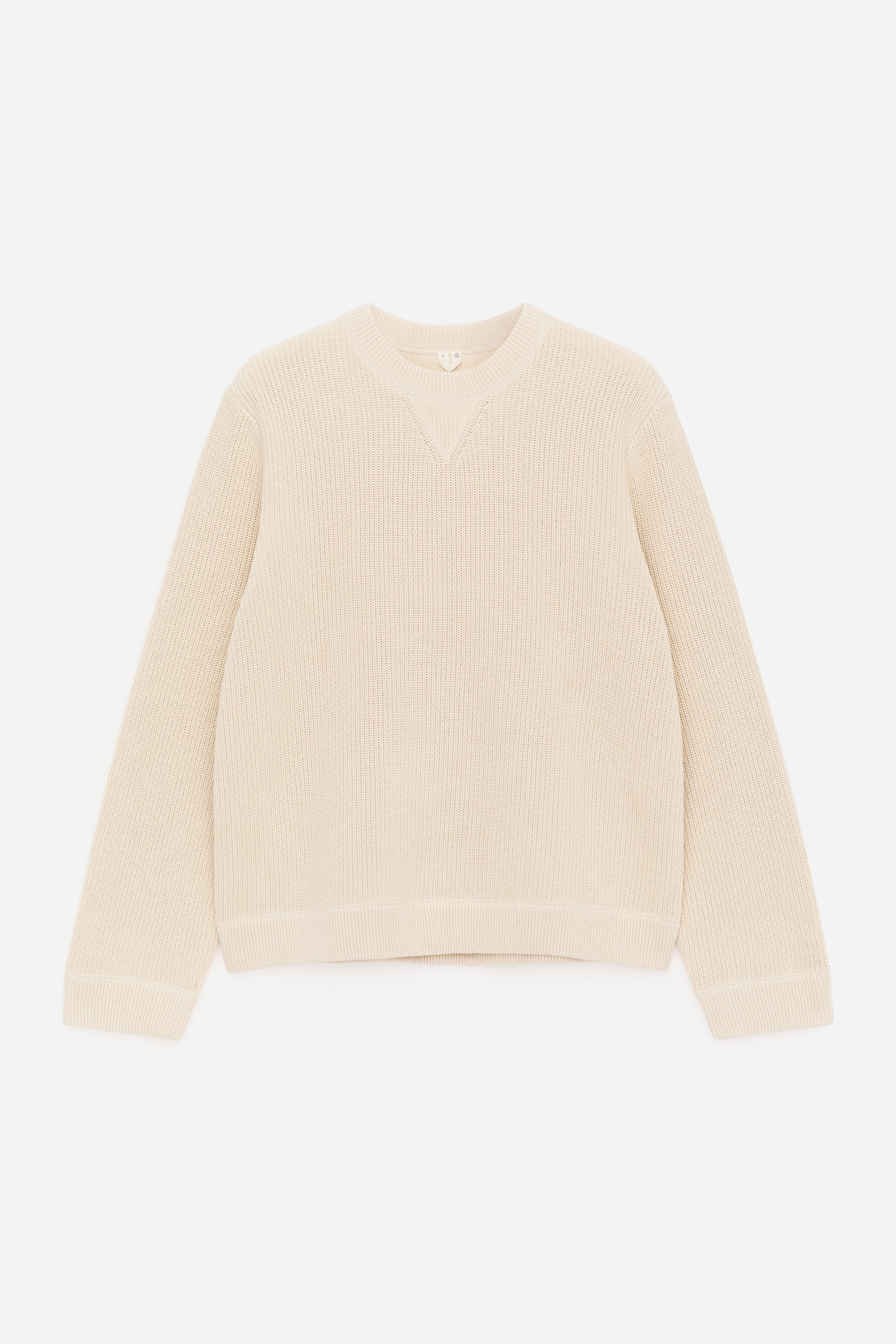 Grotere afbeelding bekijken: Een licht crèmekleurige trui wordt FRONT gepresenteerd, met een textuur van half-cardigan steek breiwerk. Het is ontworpen met een ronde hals met een V-inzet detail en is afgewerkt met geribde details bij de hals, manchetten en zoom, wat een reguliere pasvorm biedt.