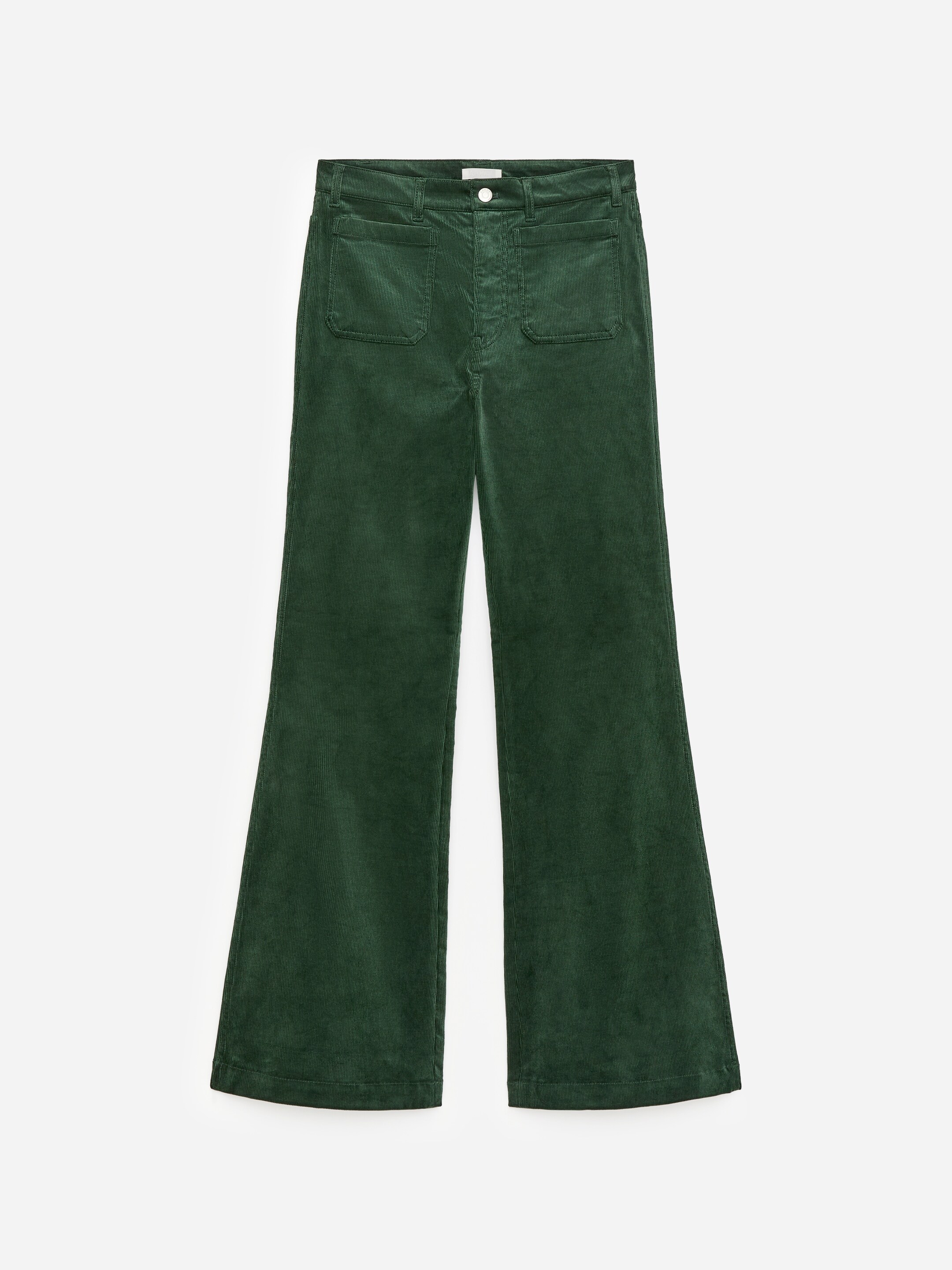 Ver imagen más grande: Vista frontal de pantalones de pana verde oscuro. Presentan costillas verticales visibles, una cintura alta con un solo cierre de botón, dos pequeños bolsillos de ranura en la cintura, dos grandes bolsillos de parche debajo de ellos y piernas acampanadas.