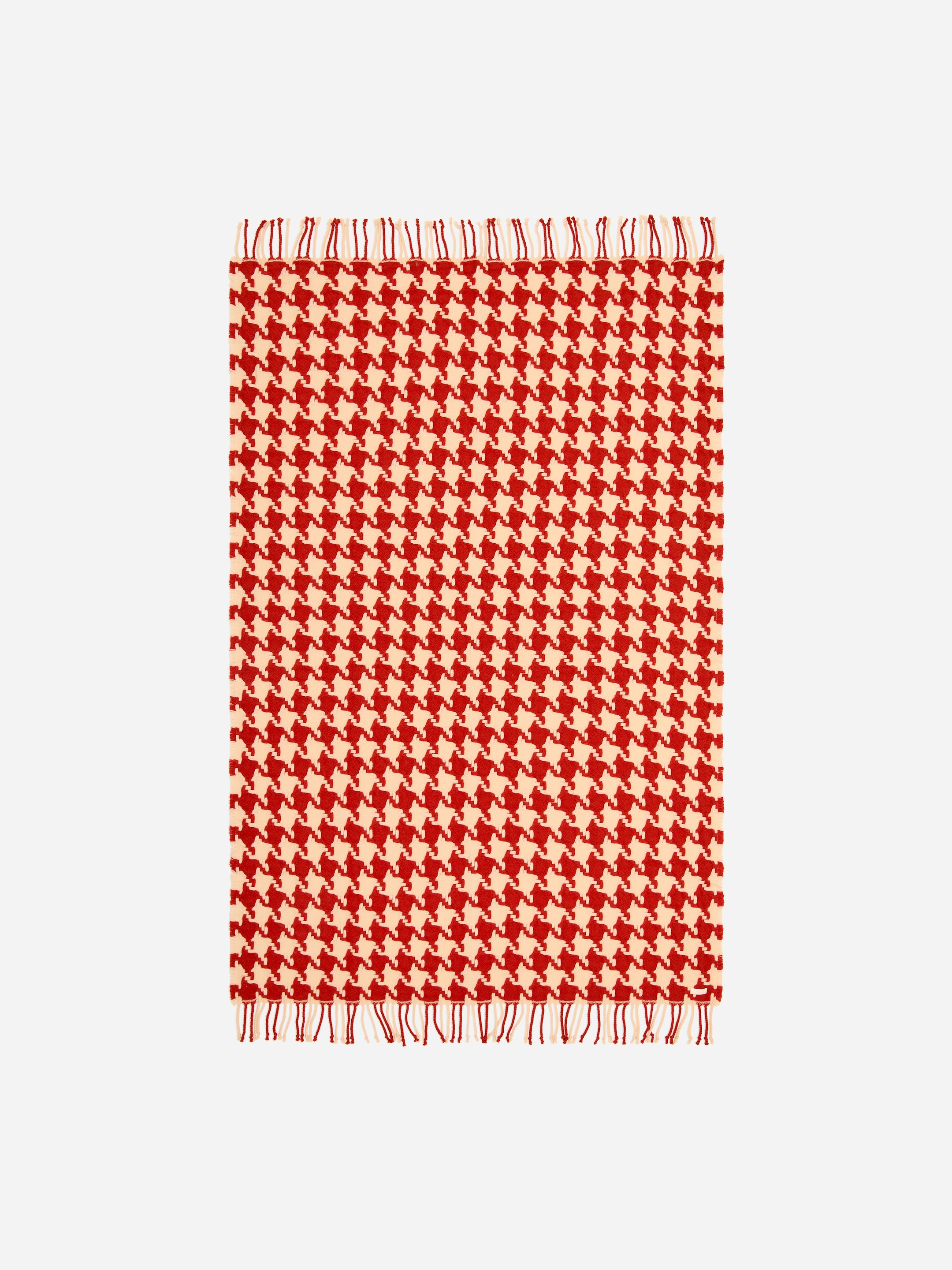 Ver imagen más grande: Una manta rectangular de pata de gallo en rojo y crema está extendida, con bordes con flecos en la parte superior e inferior.
