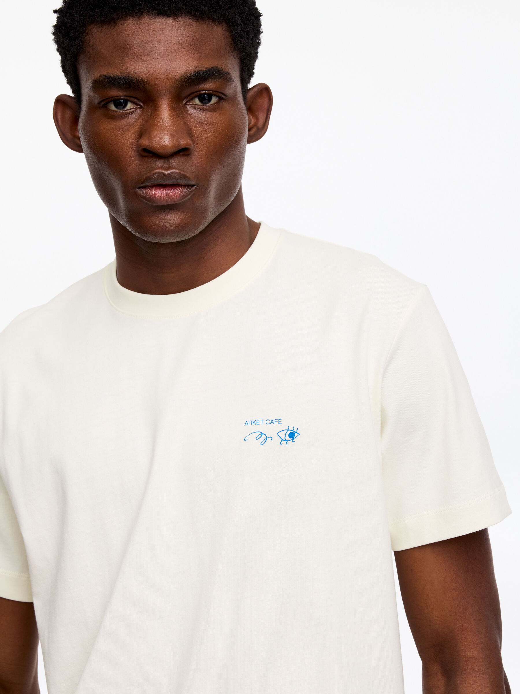 T-shirt imprimé ARKET CAFÉ - Blanc cassé/Bleu - Loose fit - Café - StillMedia/Lookbook - 5