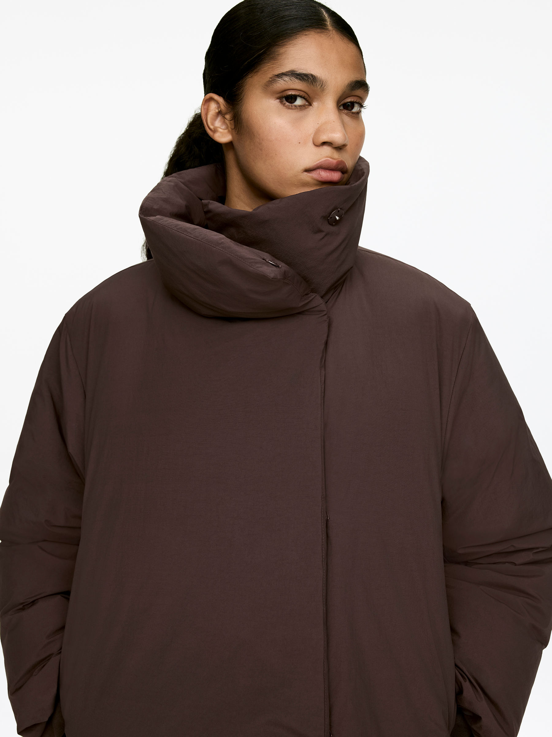 Upcycled Down™ Jacke mit hohem Kragen - Dunkelbraun - Regular Fit - Damen - StillMedia/Lookbook - 4