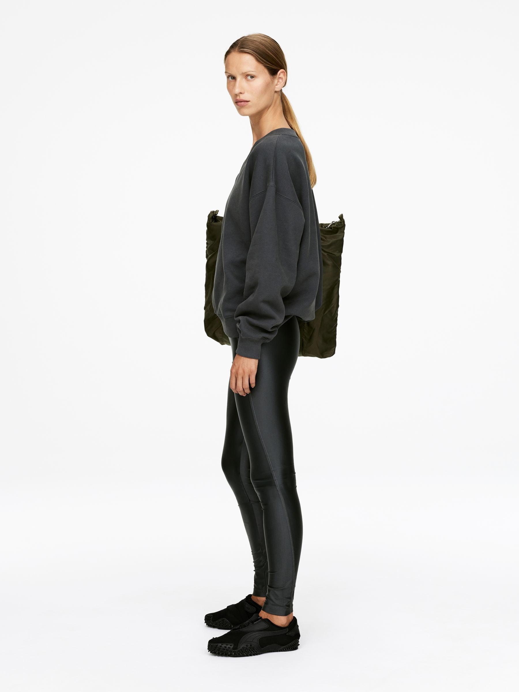 Sweat à col en V - Gris foncé - Loose fit - Femme - StillMedia/Lookbook - 6