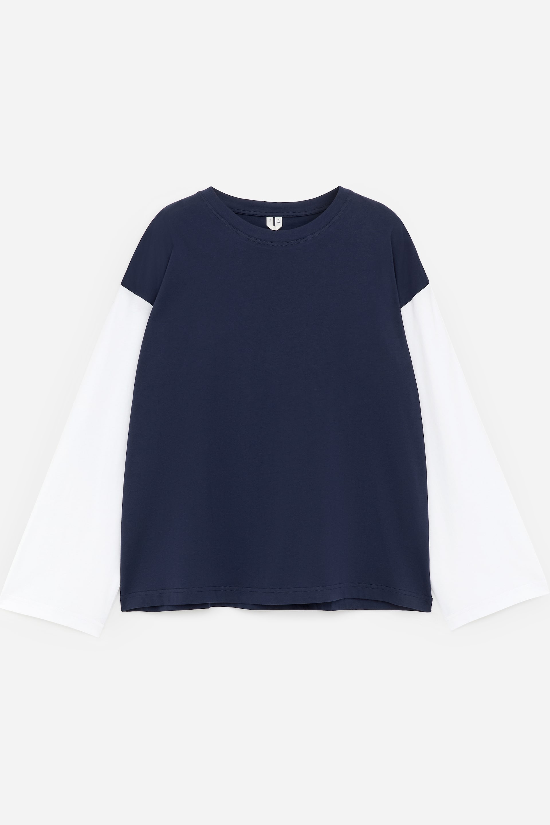Visualizza l'immagine ingrandita: Vista FRONTALE di una T-shirt oversize a maniche lunghe che mostra un corpo blu scuro con maniche lunghe bianche a contrasto. Presenta uno scollo a girocollo, polsini semplici e un orlo dritto.