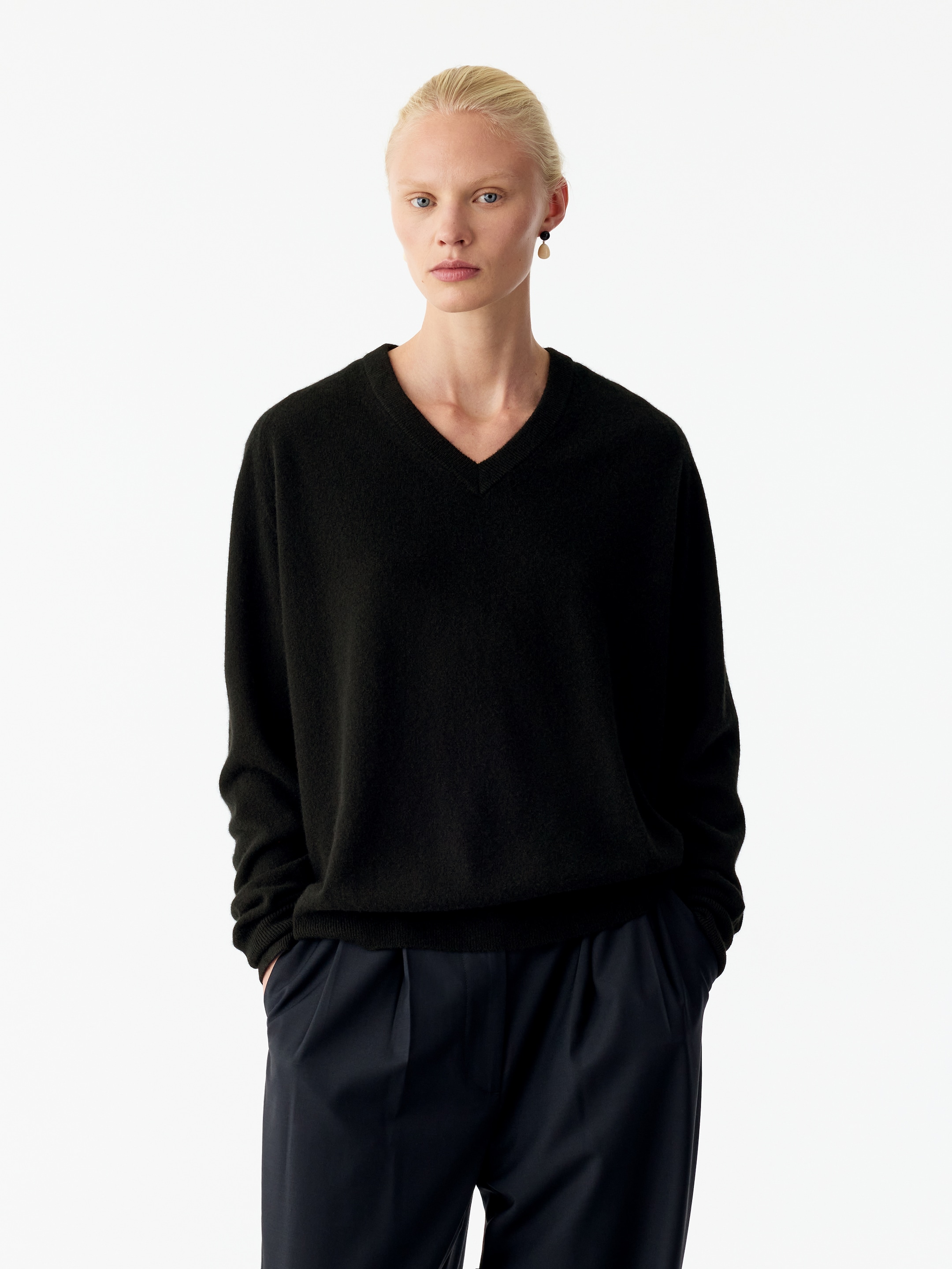 Maglione rilassato con scollo a V in cashmere - Nero - Loose fit - women - StillMedia/Lookbook - 3
