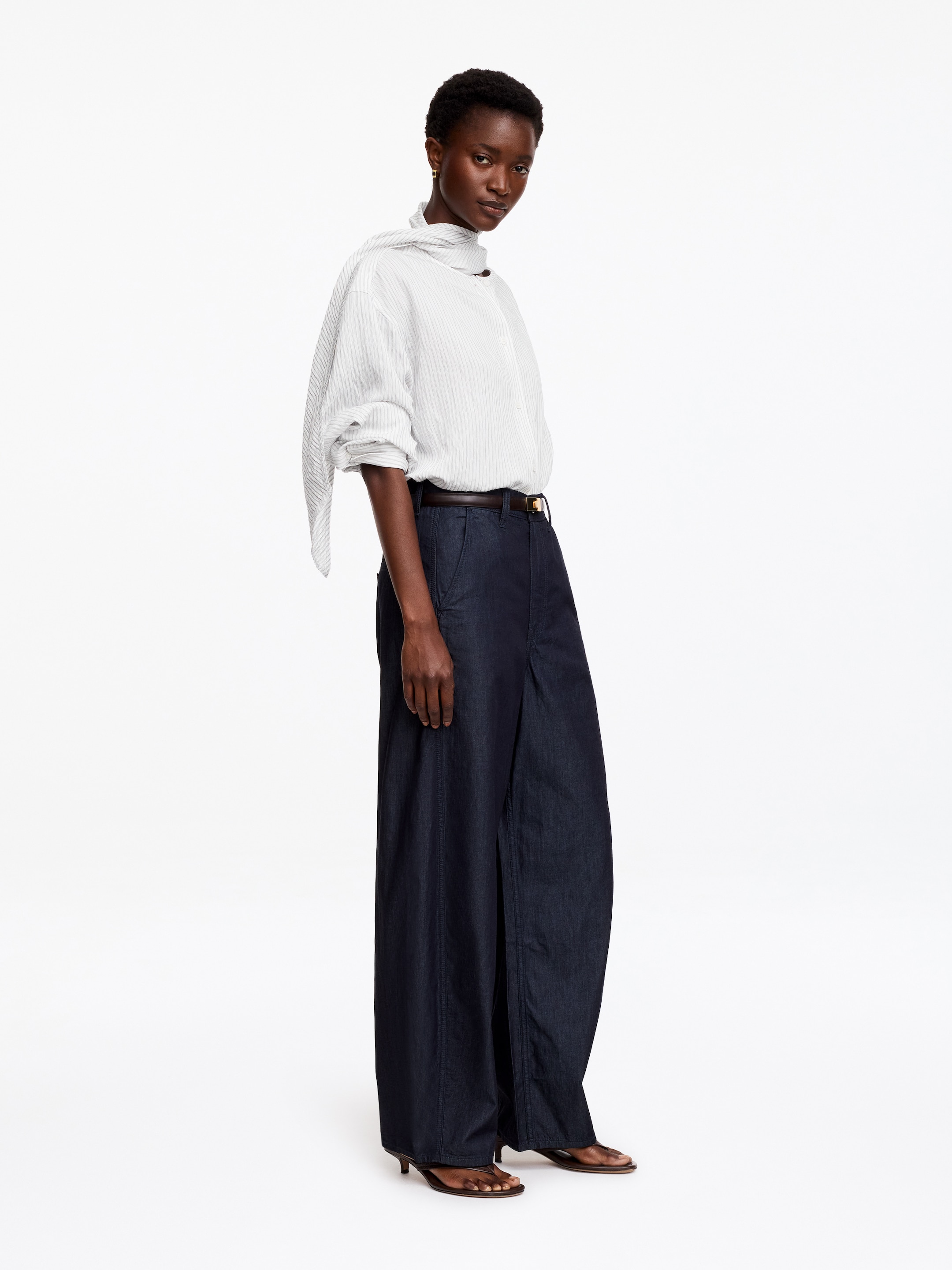 Bluzka z odpinanym szalem - Biały/Czarny - Fason normalny - Women - StillMedia/Lookbook - 2