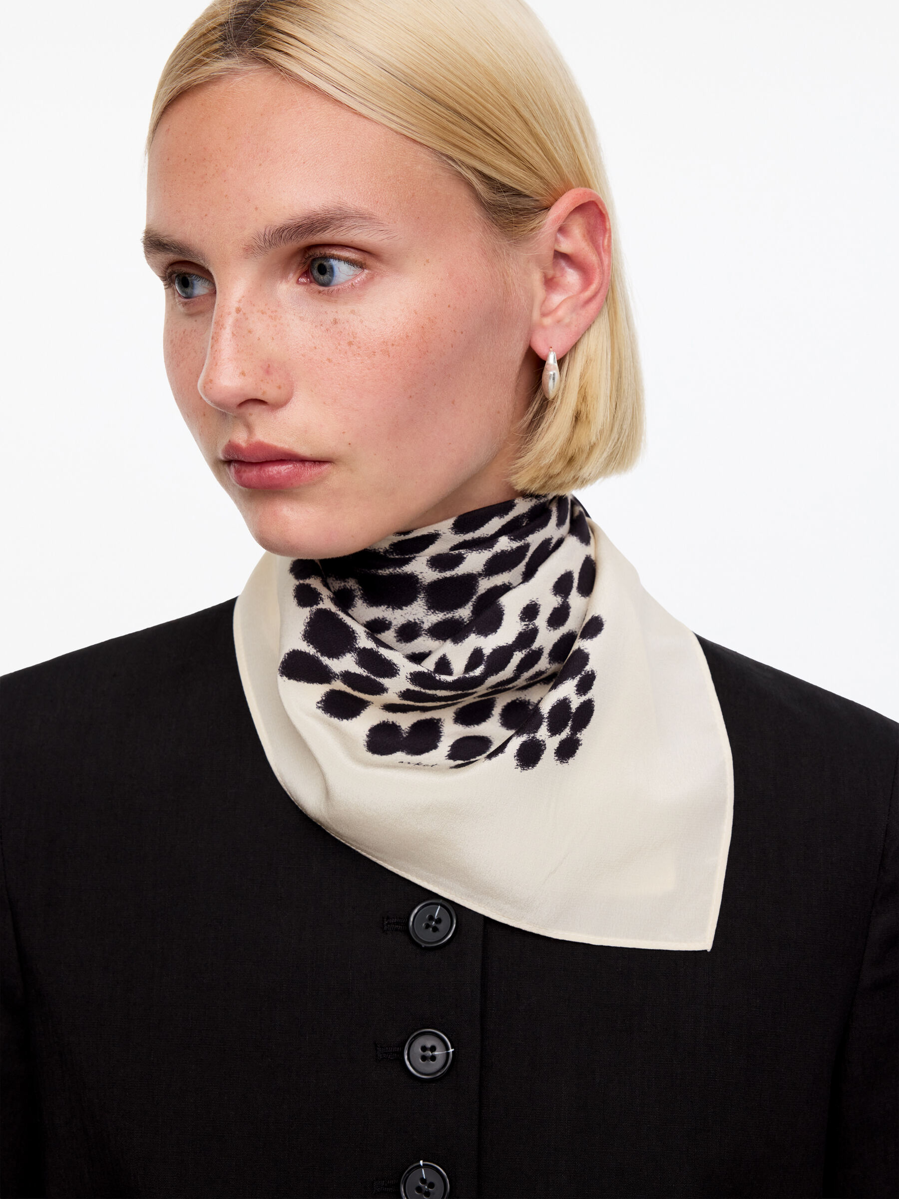 Scarf i sidencrêpe - Off-white - Women - StillMedia/Lookbook - 5