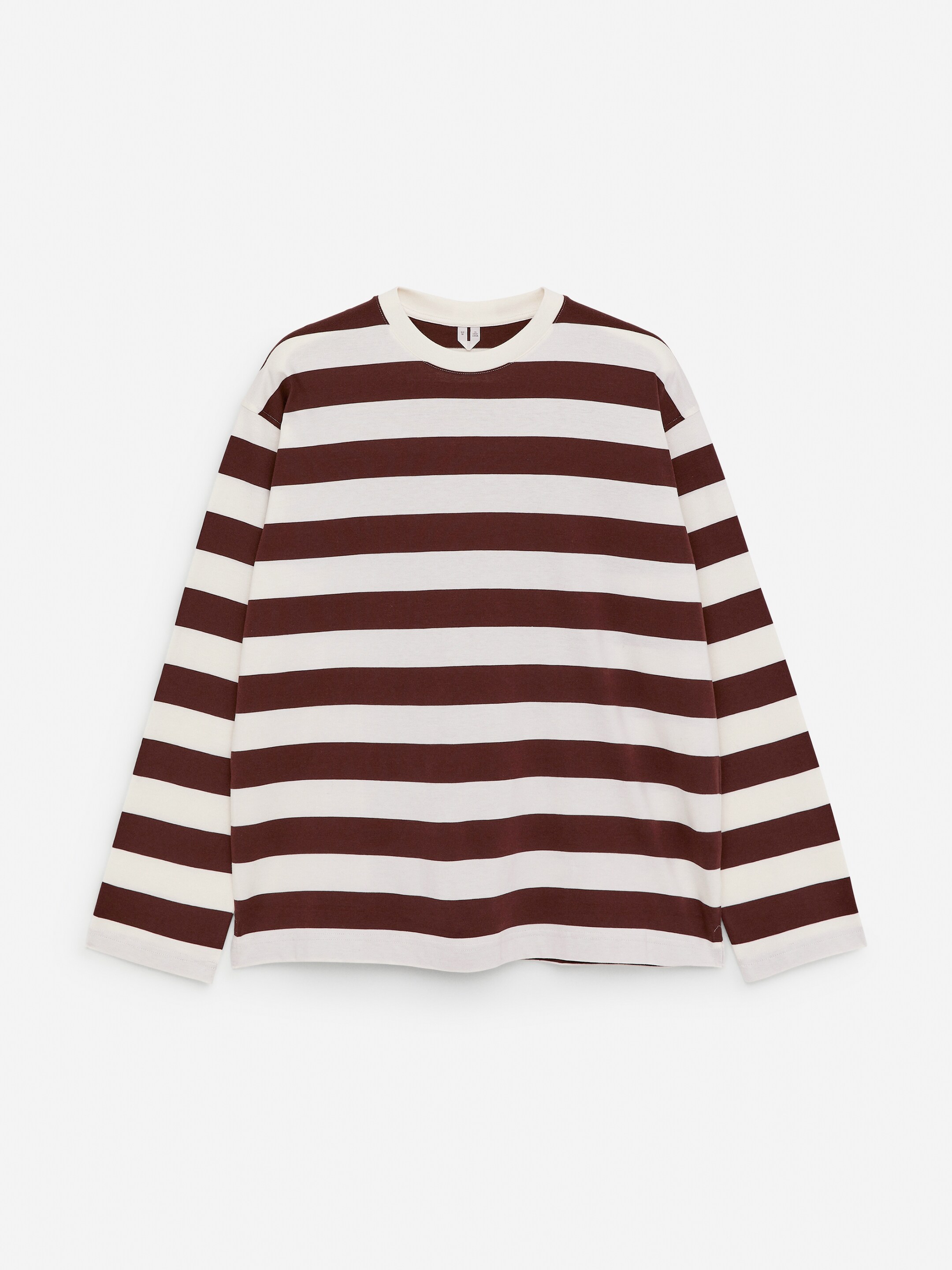 Agrandir l'image: Un T-shirt à manches longues présente son devant, avec des rayures horizontales en marron foncé et blanc cassé. Il est conçu avec un col rond et une coupe régulière, avec des ourlets droits sur les manches et le corps.