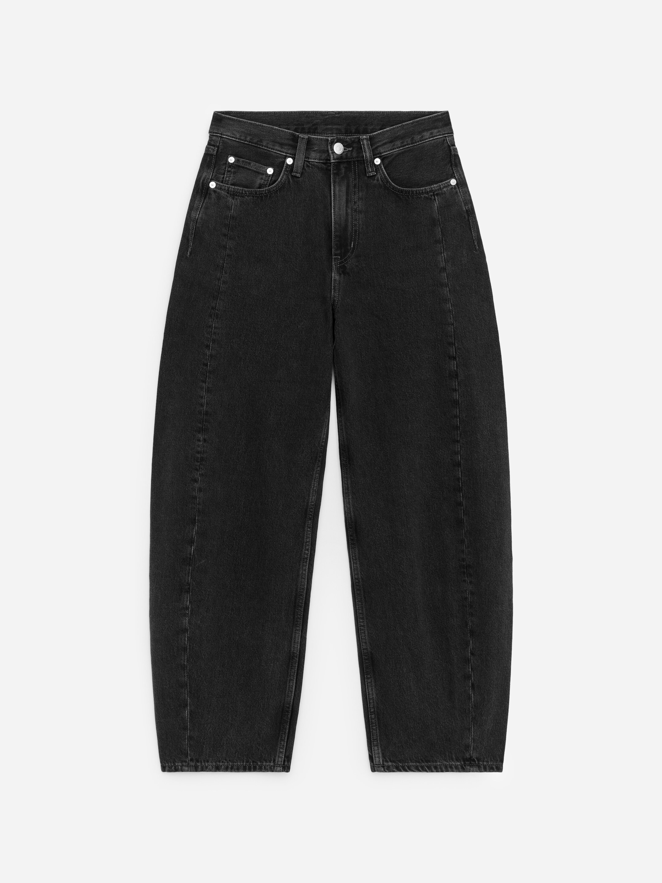 Größeres Bild anzeigen: Ein Paar schwarze Denim-Jeans wird FRONT präsentiert, ausgestattet mit einem Zip-Fly und zwei Vordertaschen. Die Jeans sind im relaxed fit geschnitten und haben geformte, verkürzte Beine, die durch vertikale Nähte an der Vorderseite betont werden.