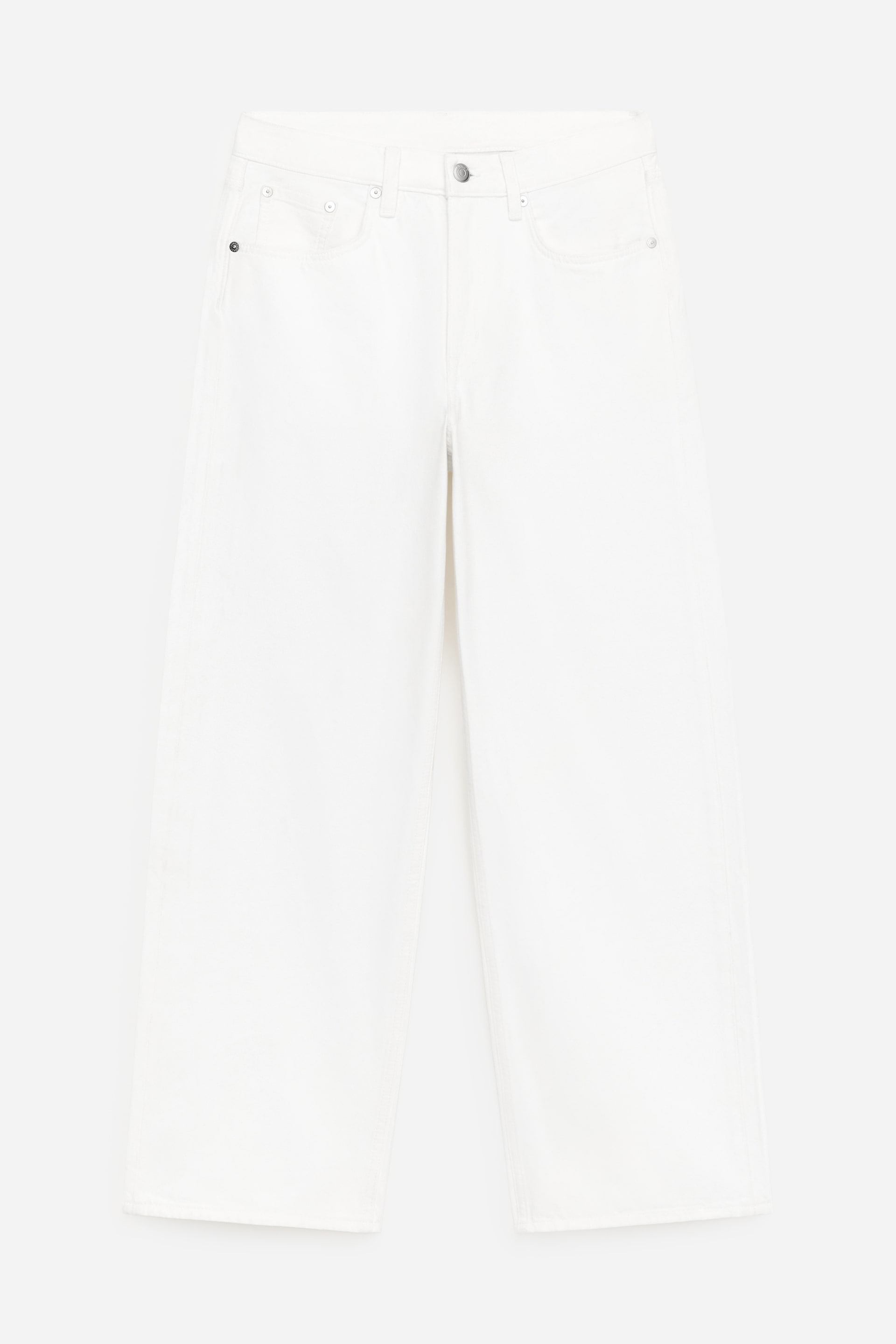 Se større billede: Hvide denimjeans præsenteres fra FRONTEN, med en høj talje med bæltestropper og en enkelt knaplukning. Jeansene er designet med en afslappet pasform og brede ben, der viser to forlommer og en lille møntlomme.