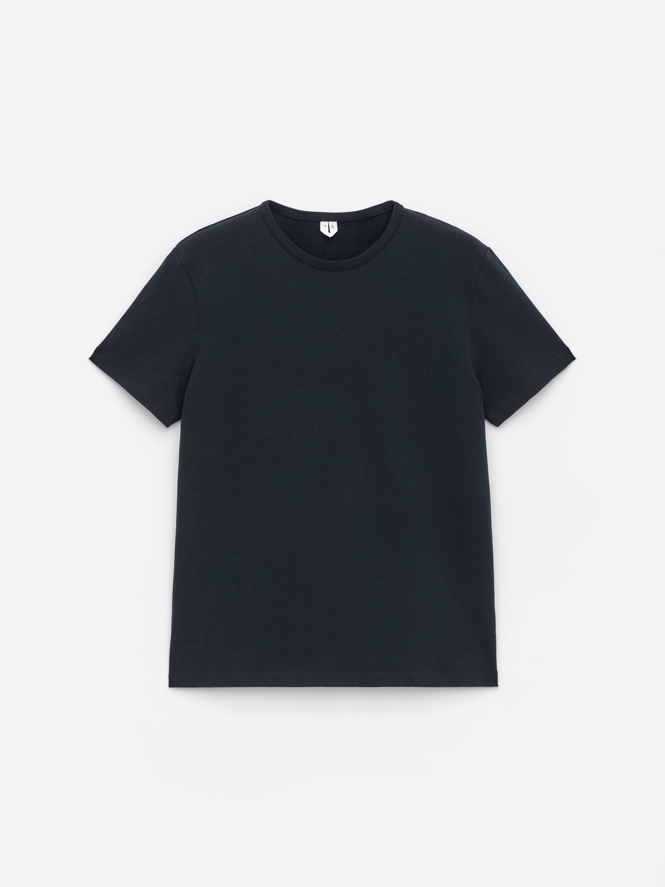 Visa större bild: En mörkblå, kortärmad T-shirt med rund hals ligger platt och vänd framåt, med en liten vit etikett synlig på baksidan av halslinningen.