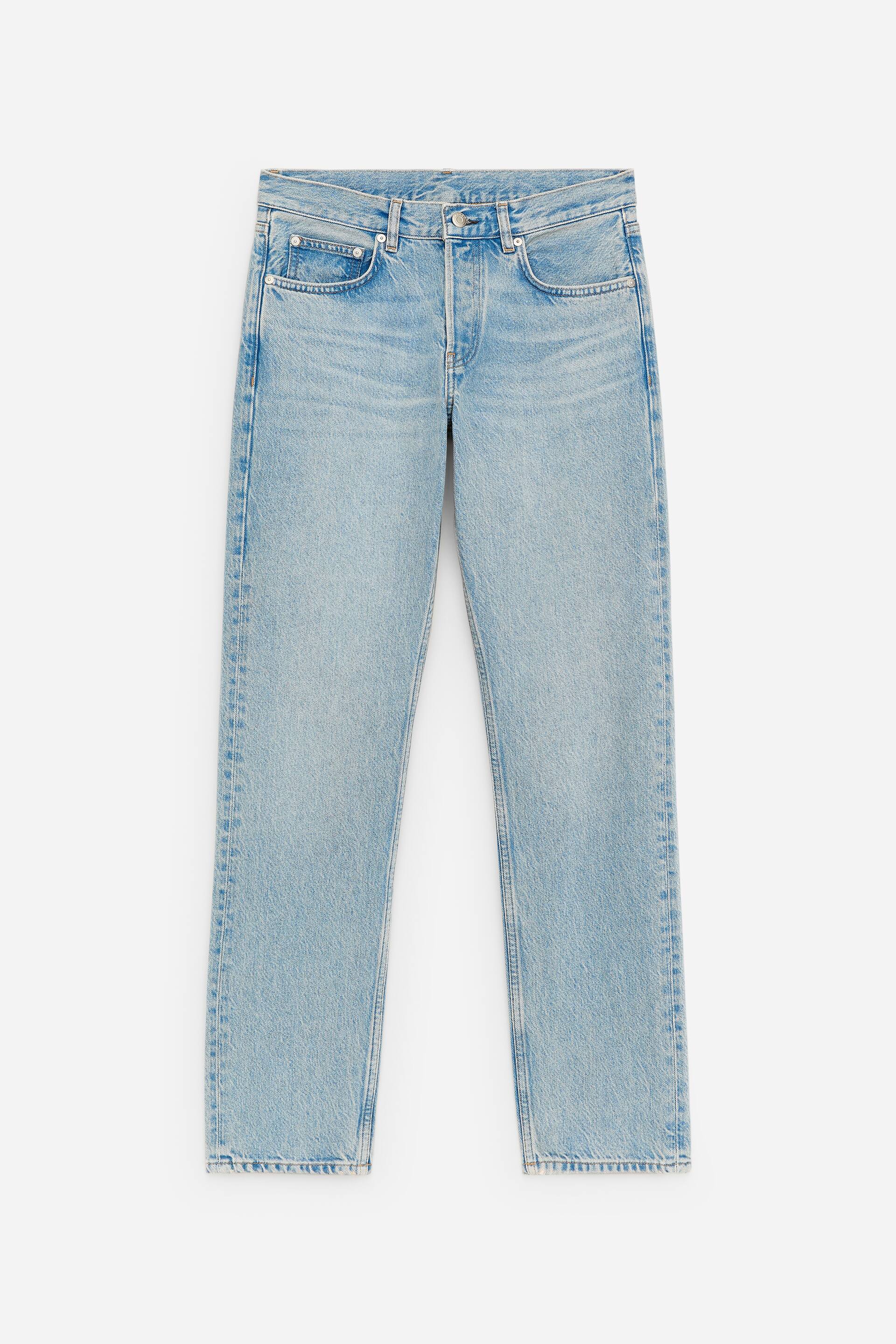 Zobrazit větší obrázek: Světle modré džínové kalhoty jsou otočeny čelem, ukazují středně vysoký pas a zapínání na knoflíky. Džíny mají klasický střih s rovnými nohavicemi, které se mírně zužují od kolena dolů.