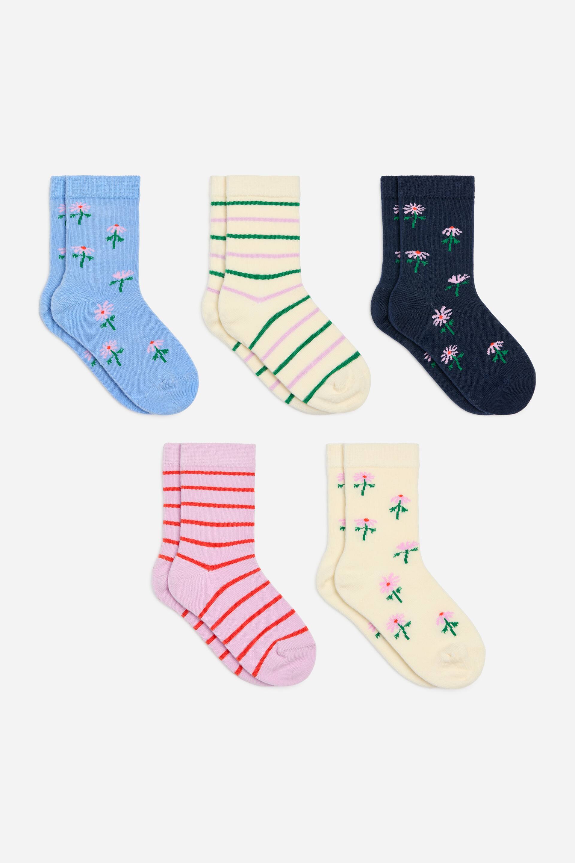 Größeres Bild anzeigen: Ein Set aus fünf Paar Socken in Crew-Länge wird von vorne gezeigt, jedes Paar mit Rippbündchen und einzigartigen Mustern. Zu den Mustern gehören hellblaue, marineblaue und cremefarbene Socken mit verstreuten floralen Designs in Rosa und Grün, sowie cremefarbene Socken mit horizontalen Streifen in Grün und Lavendel und hellrosa Socken mit roten horizontalen Streifen.