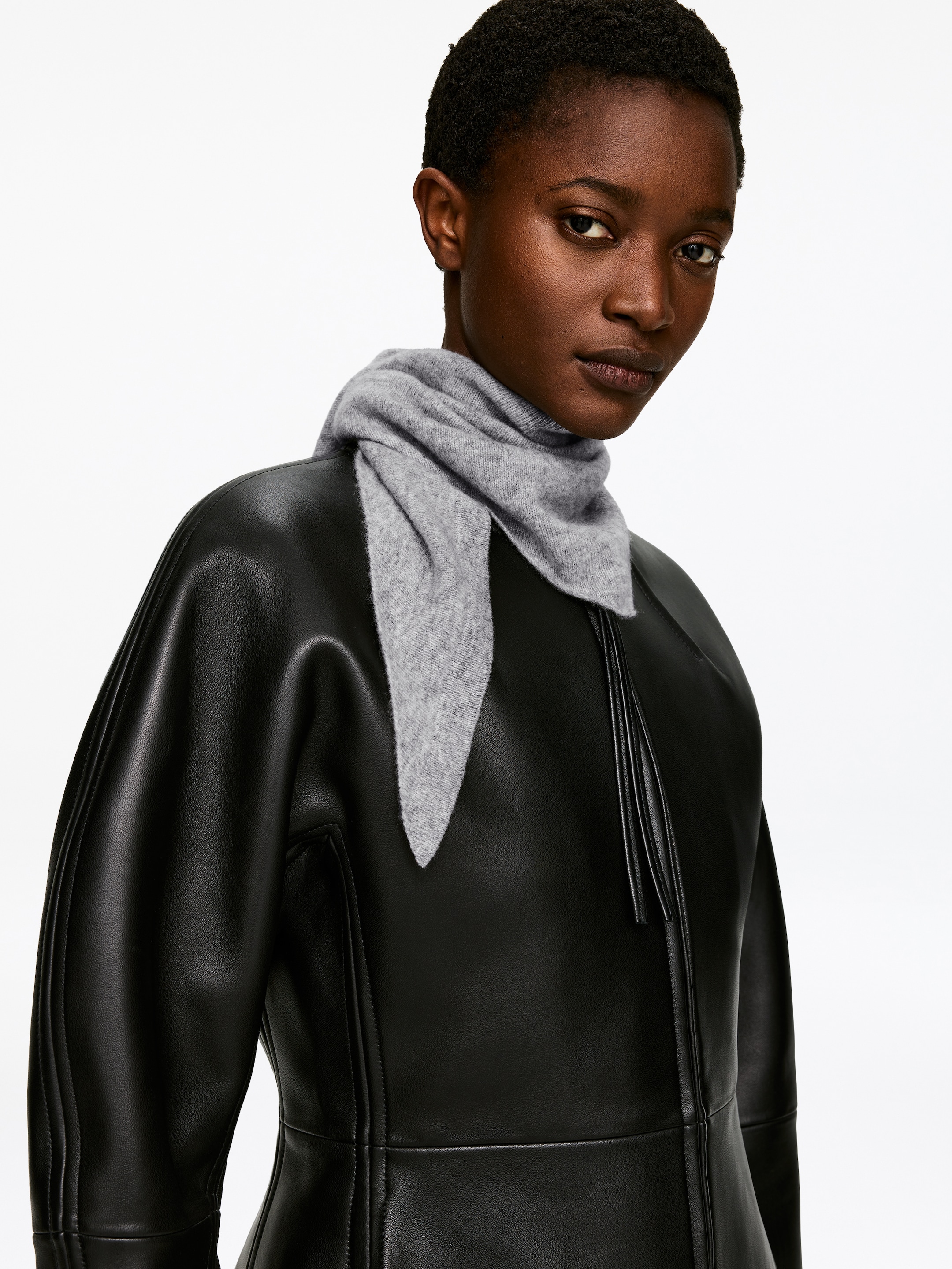 Visa större bild: Halsduk i kashmir - Grå - DAM | H&M SE 1