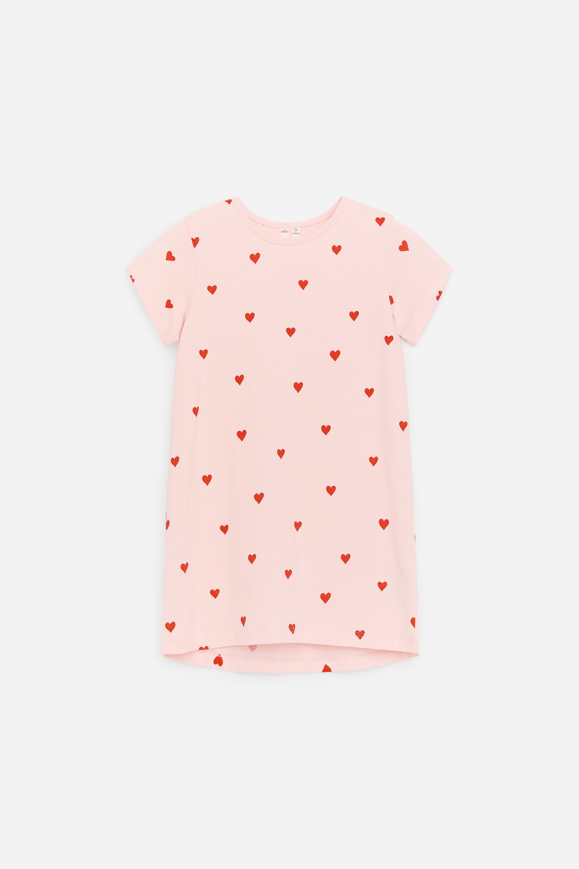 Ingrandisci l'immagine: Una camicia da notte rosa mostra un motivo di piccoli cuori rossi. Presenta maniche corte, uno scollo rotondo e una vestibilità regolare, vista dal davanti.