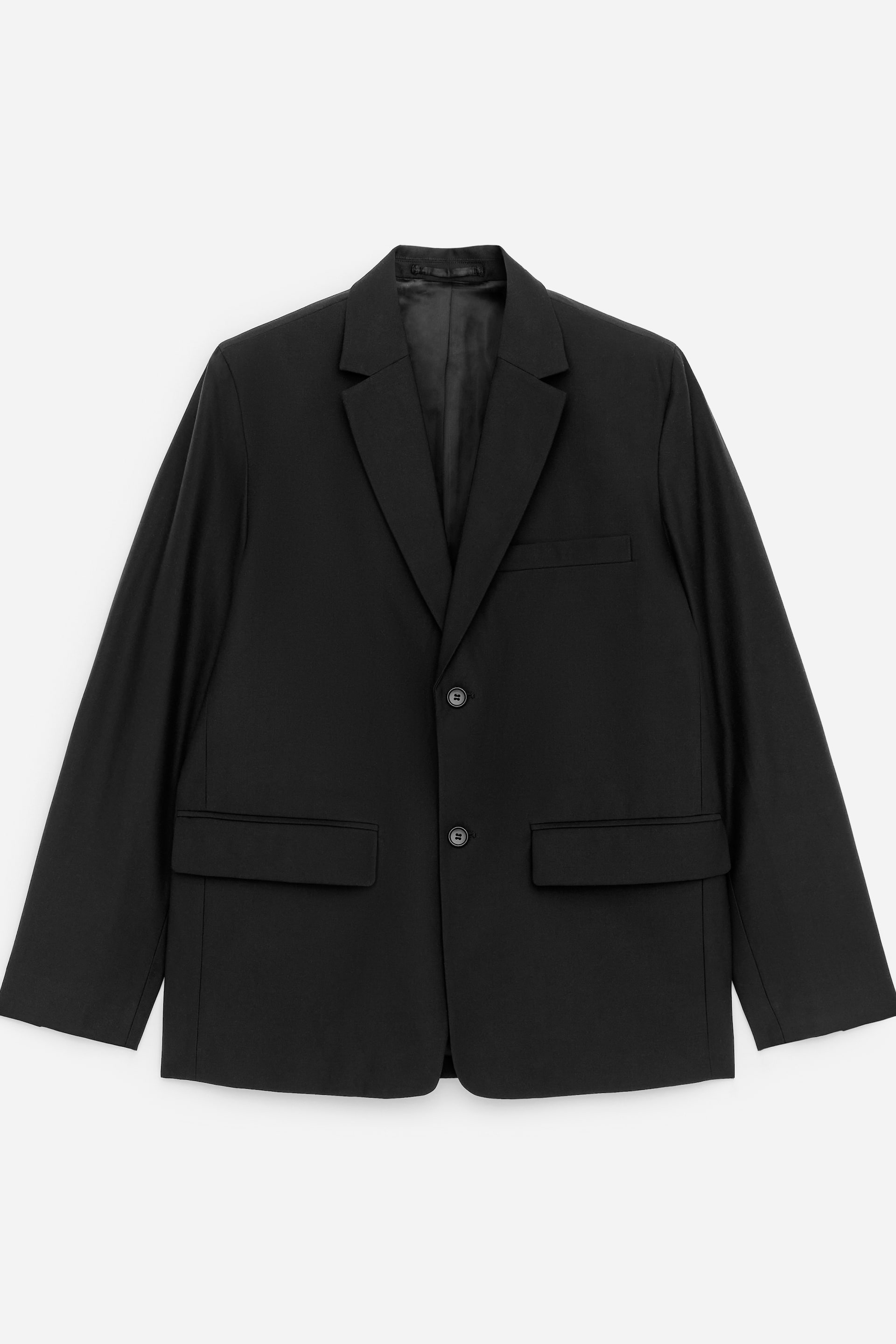 Größeres Bild ansehen: Ein schwarzer Blazer zeigt seine VORDERSEITE, mit Kerbrevers, einem Zwei-Knopf-Verschluss, einer Brustleistentasche und zwei vorderen Pattentaschen.