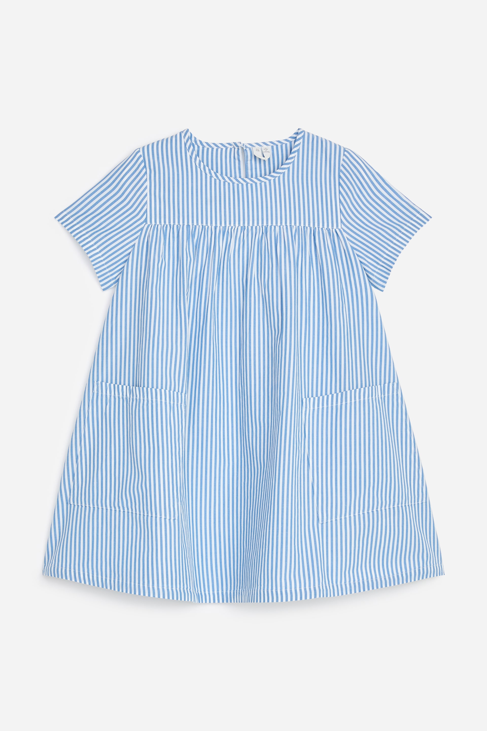 Größeres Bild ansehen: Ein blau-weiß gestreiftes Sommerkleid zeigt kurze Ärmel und einen runden Halsausschnitt. Es verfügt über eine vordere Passe mit darunter liegender Raffung, die eine voluminöse Silhouette schafft, und zwei aufgesetzte Taschen sind auf der Vorderseite sichtbar.