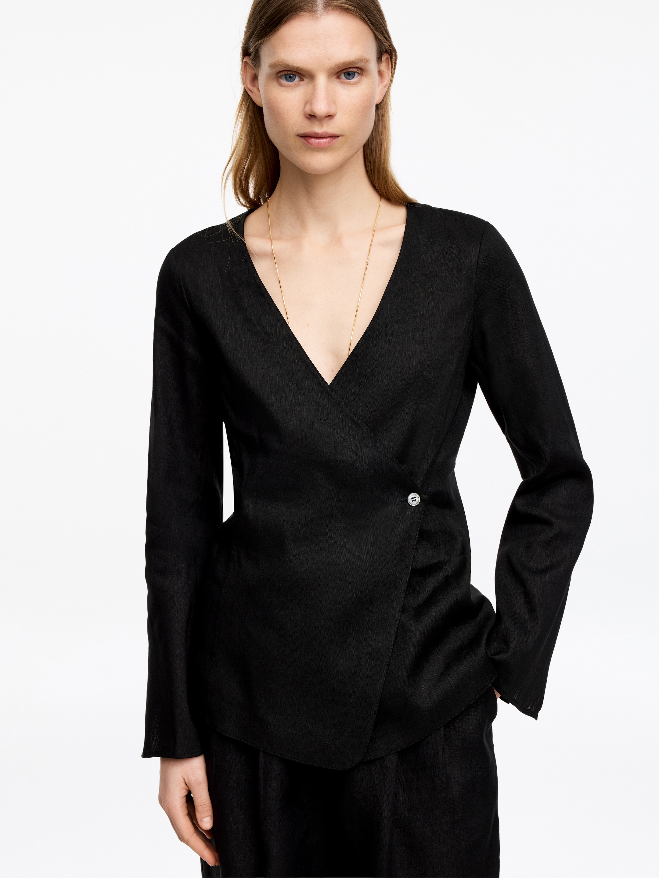 Blusa cruzada en mezcla de lino - Negro - Corte estándar - Women - StillMedia/Lookbook - 2