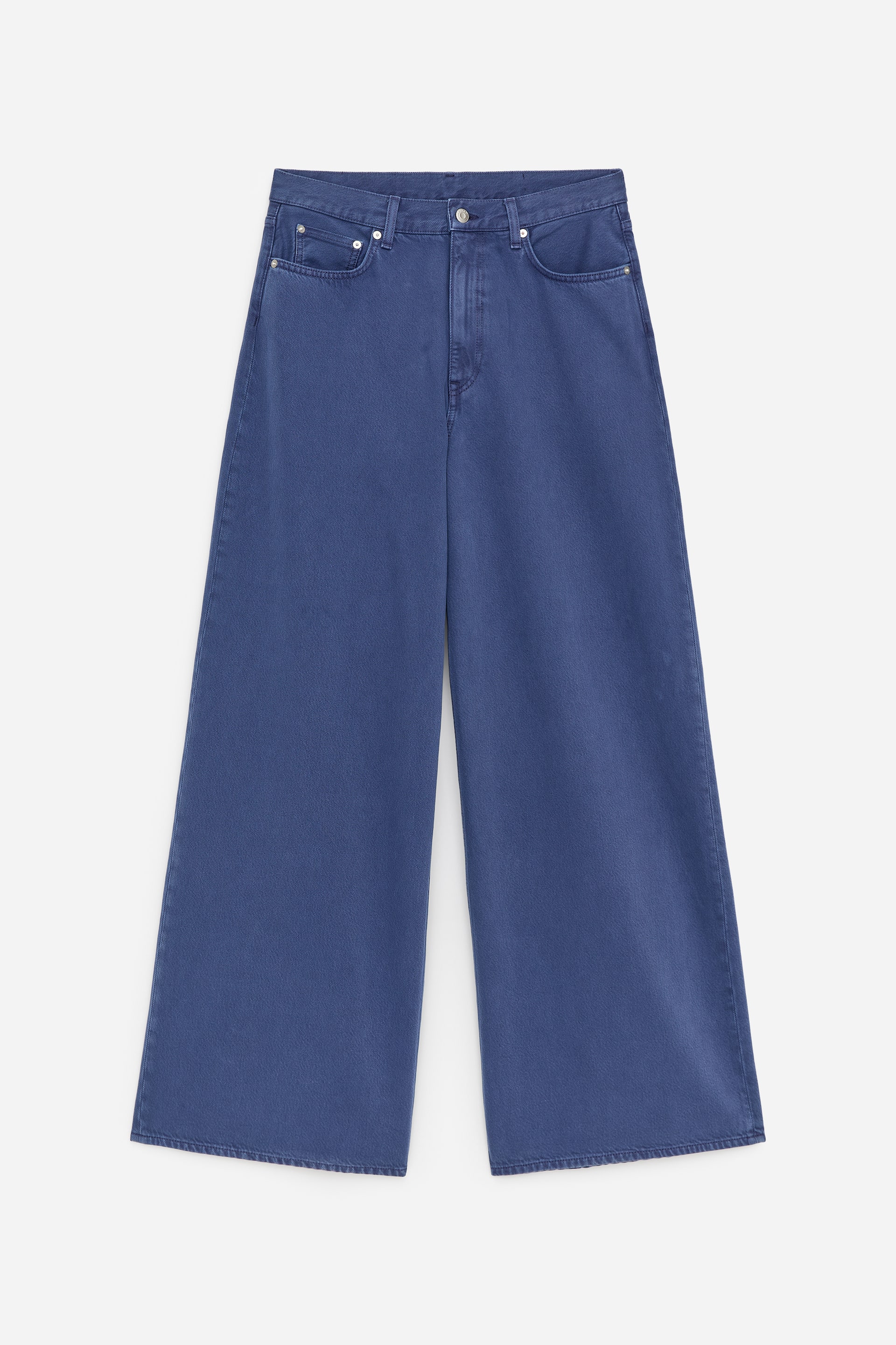 Se større billede: CEDAR Oversized Wide Jeans er en mellemblå farve, der har en oversized bred ben-silhuet, og er præsenteret forfra. De viser en fem-lomme stil med forlommer og en møntlomme, samt en synlig knap og lynlåslukning i taljen.
