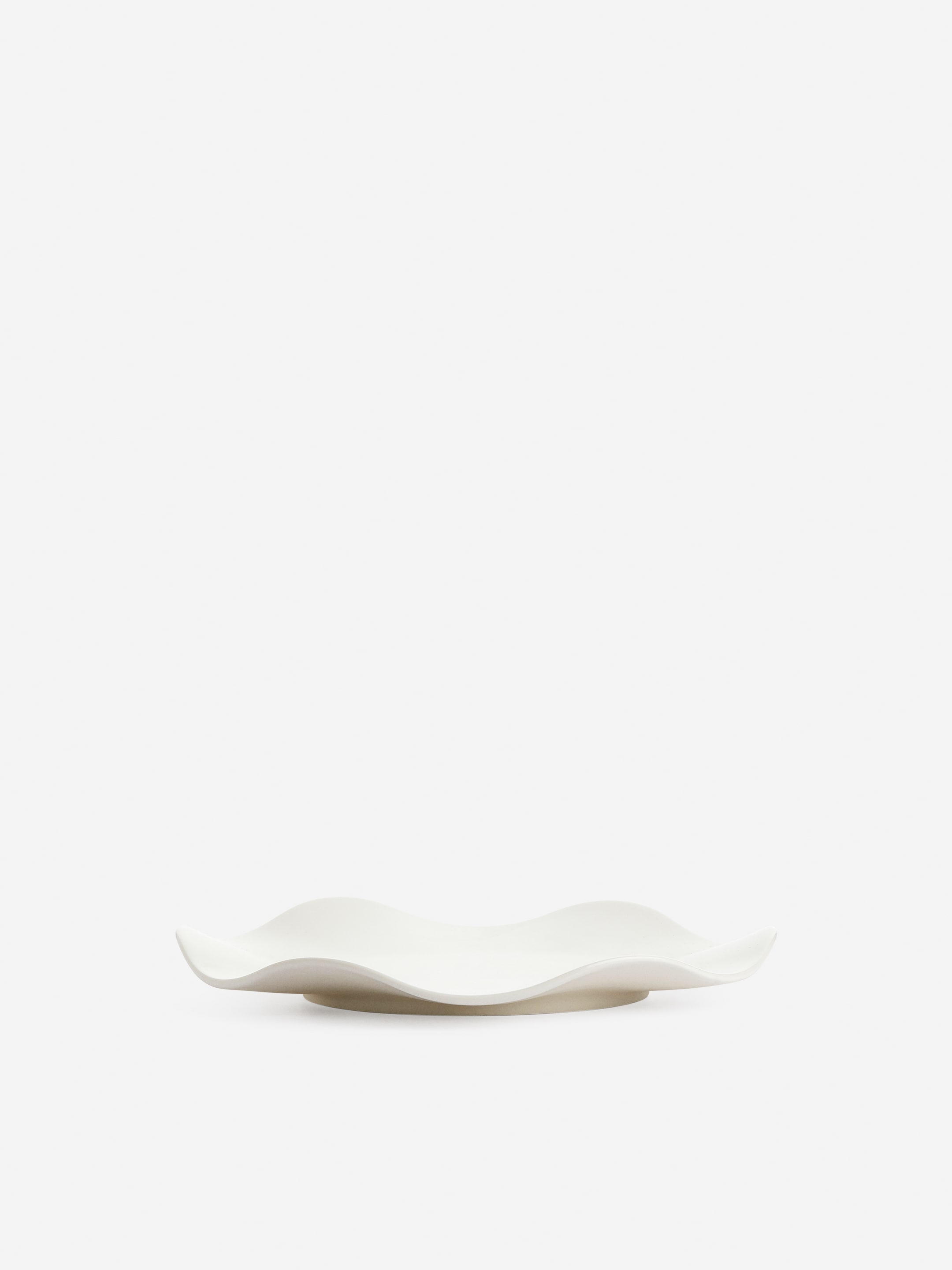 Vågigt fat i stengods 27 cm - Vit - Homeware - StillMedia/DescriptiveStillLife - 3