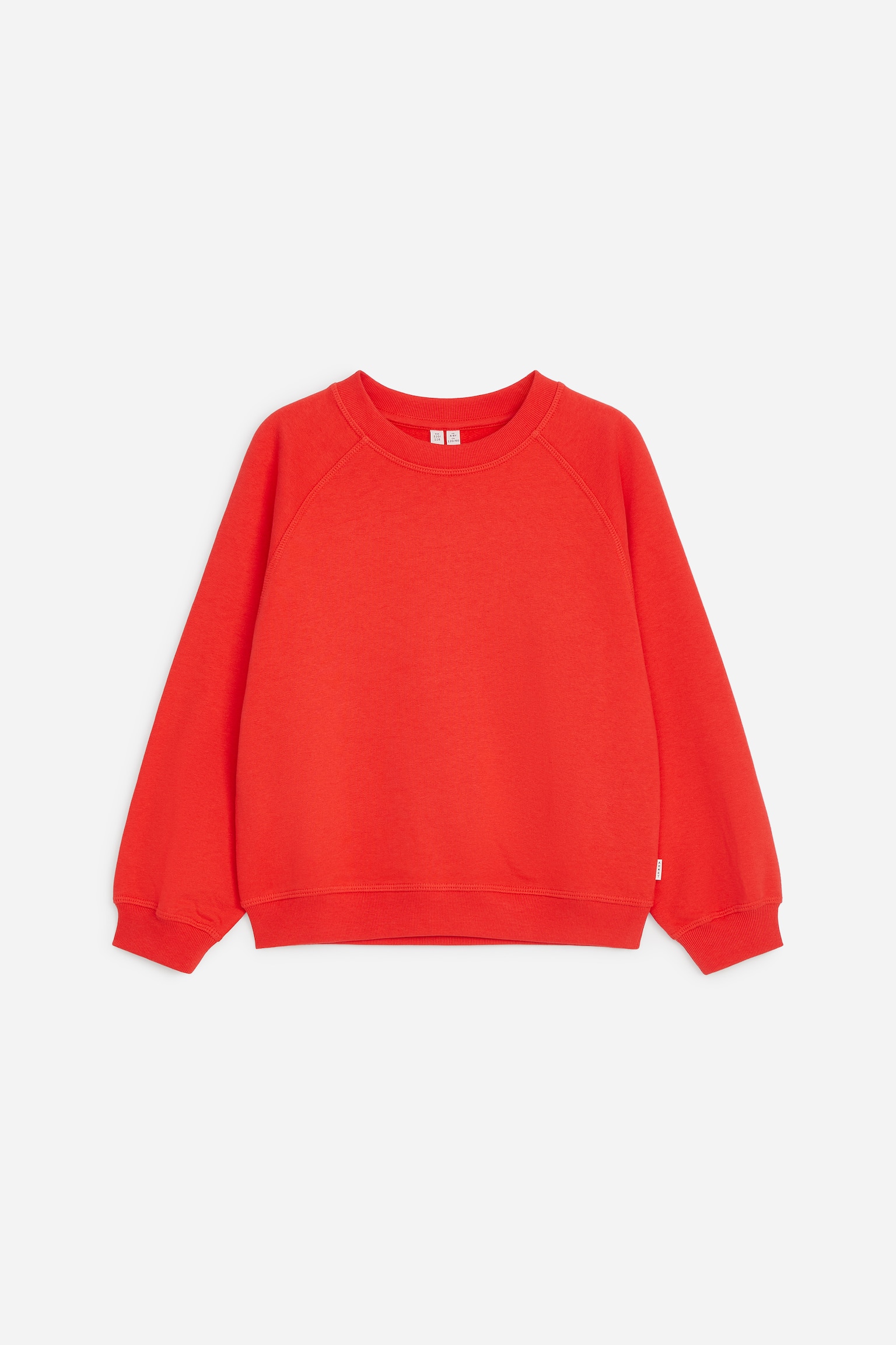 Una felpa rossa in cotone Ã¨ mostrata frontalmente, con classico girocollo e maniche raglan. Presenta una vestibilitÃ  rilassata con bordi a coste su scollo, polsini e fondo.