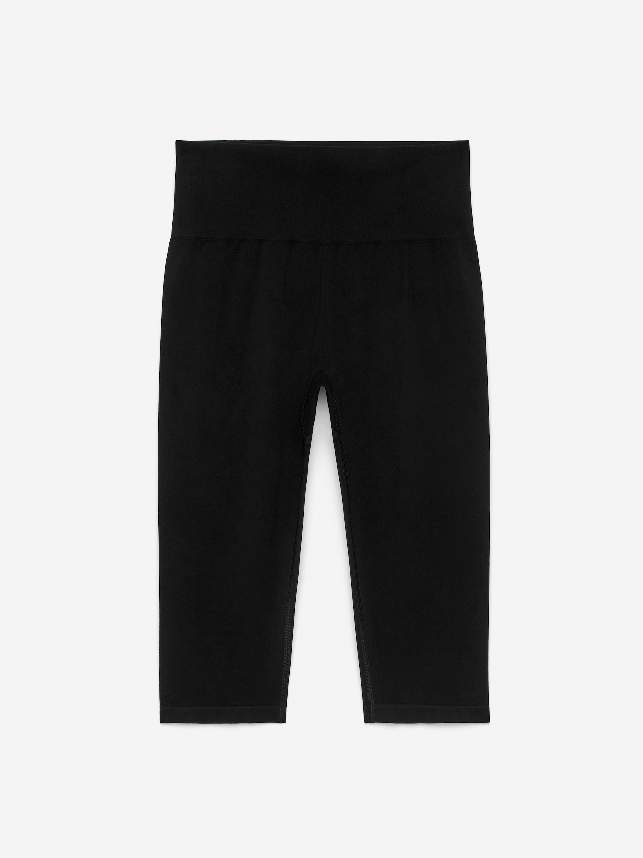 Seamless Capri Tights - Black - Women - StillMedia/DescriptiveStillLife - 2