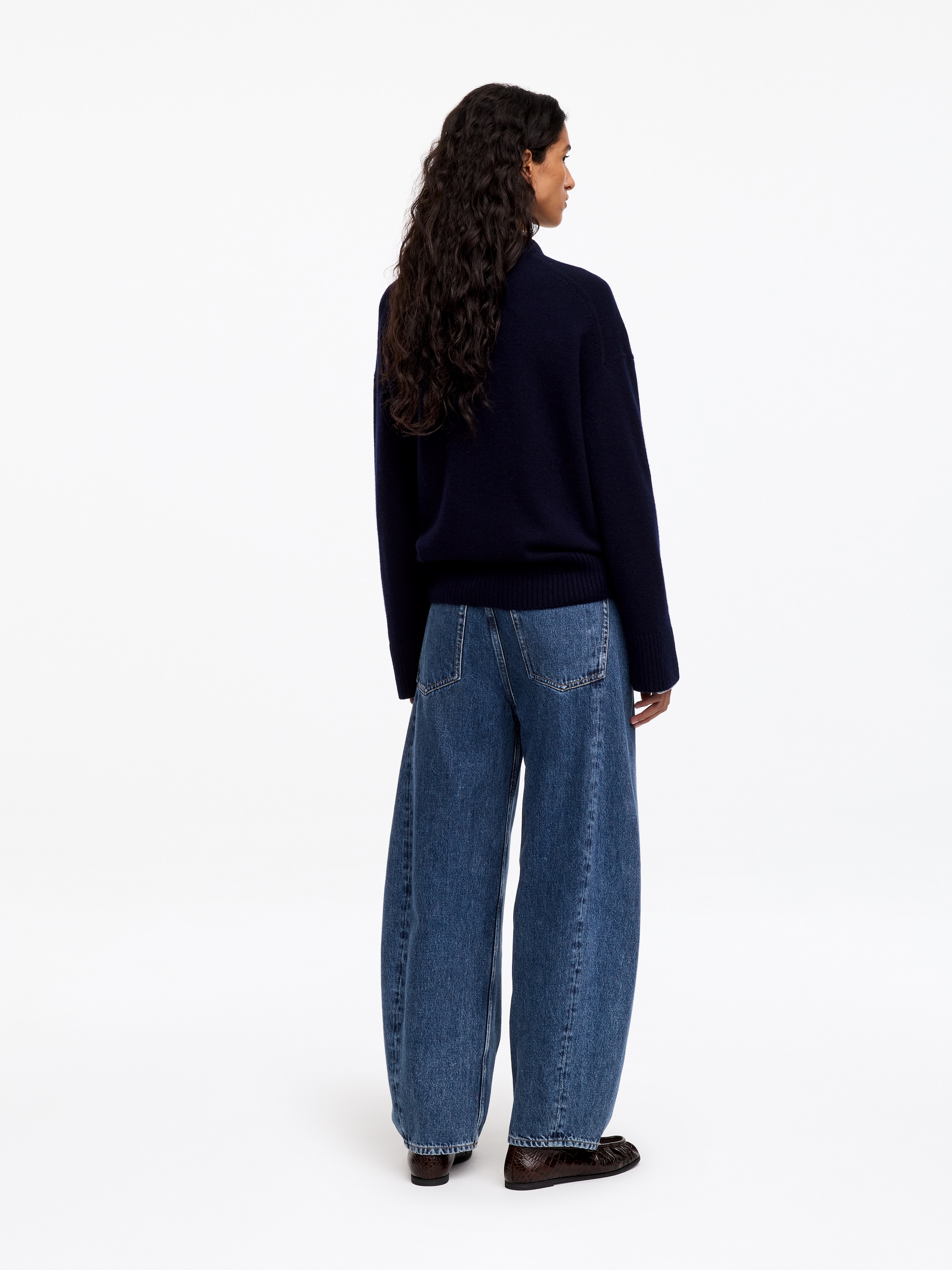 BLOOM Barrel Jeans - Dark Blue - Relaxed fit - women - StillMedia/Lookbook - 2