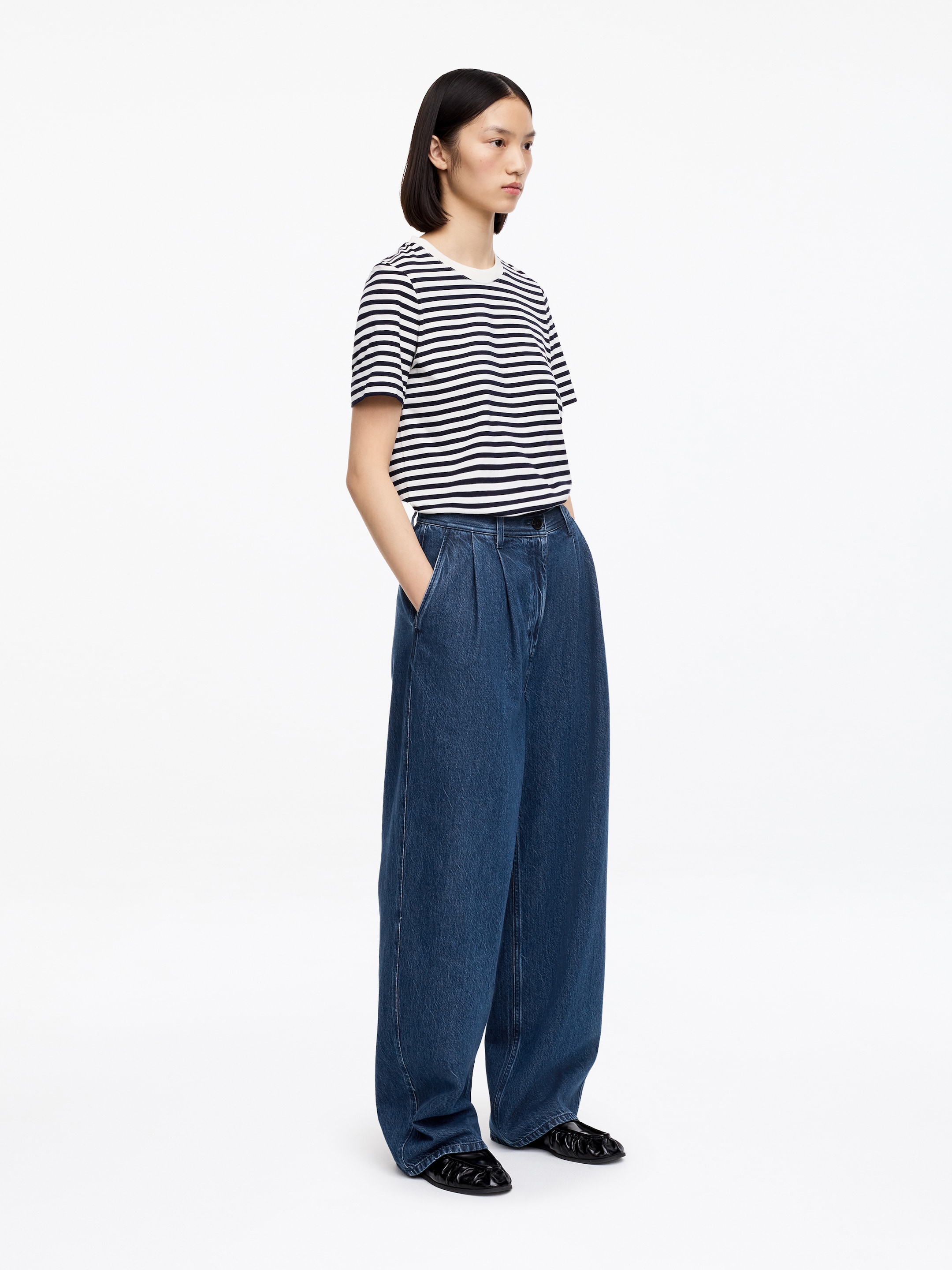 Wide Pleated Jeans - Blue - Relaxed fit - Women - StillMedia/Lookbook - 2