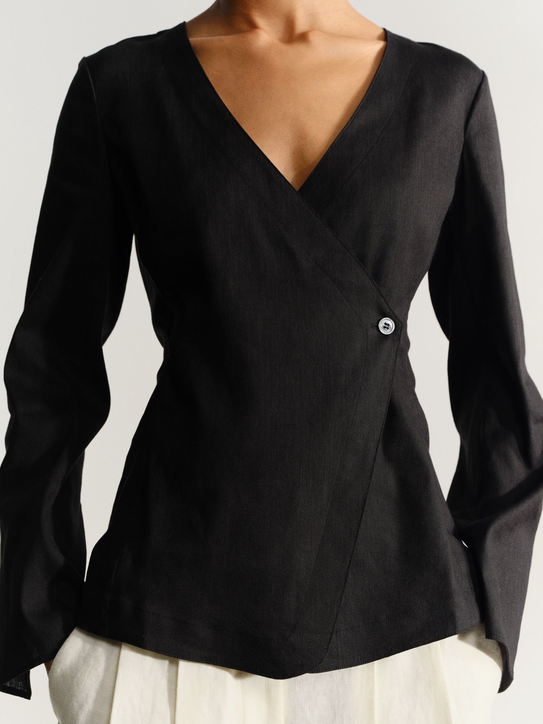 Blusa cruzada en mezcla de lino - Negro - Corte estándar - Women - StillMedia/Environmental - 1