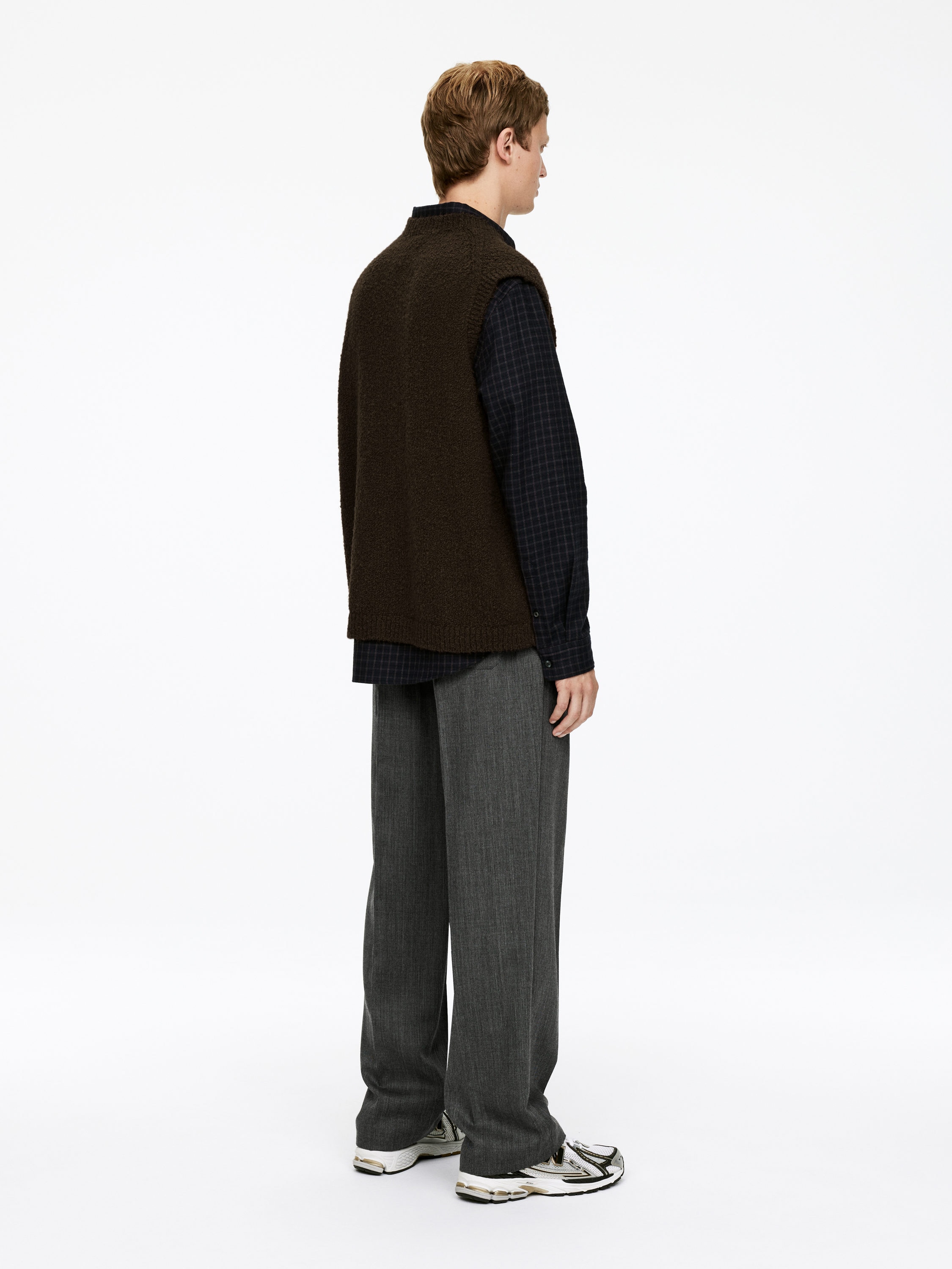 Bouclé V-Neck Vest - Brown - Regular fit - Men - StillMedia/Lookbook - 4