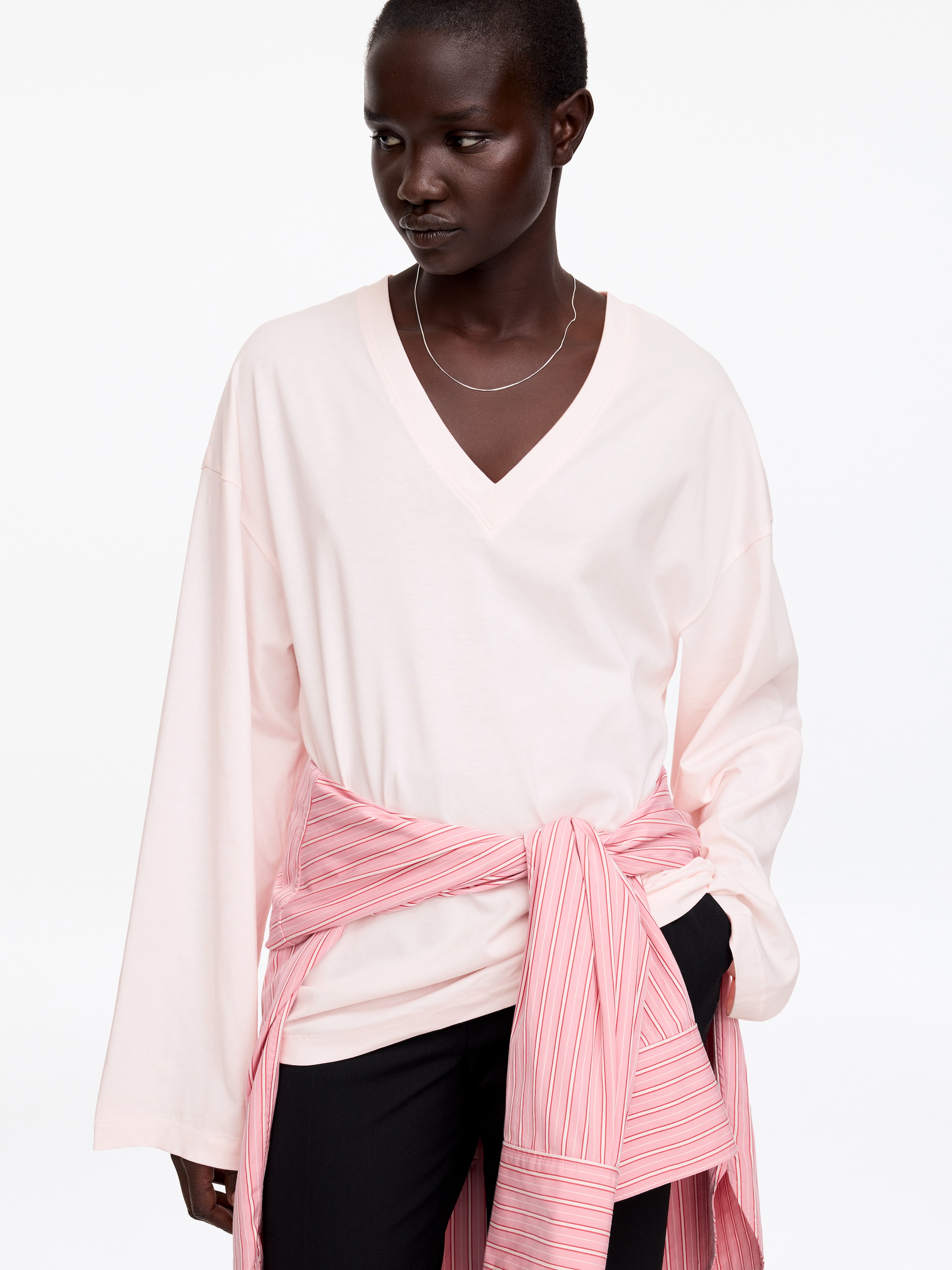 Relaxed V-Neck T-Shirt - Light Pink - Loose fit - Women - StillMedia/Lookbook - 2