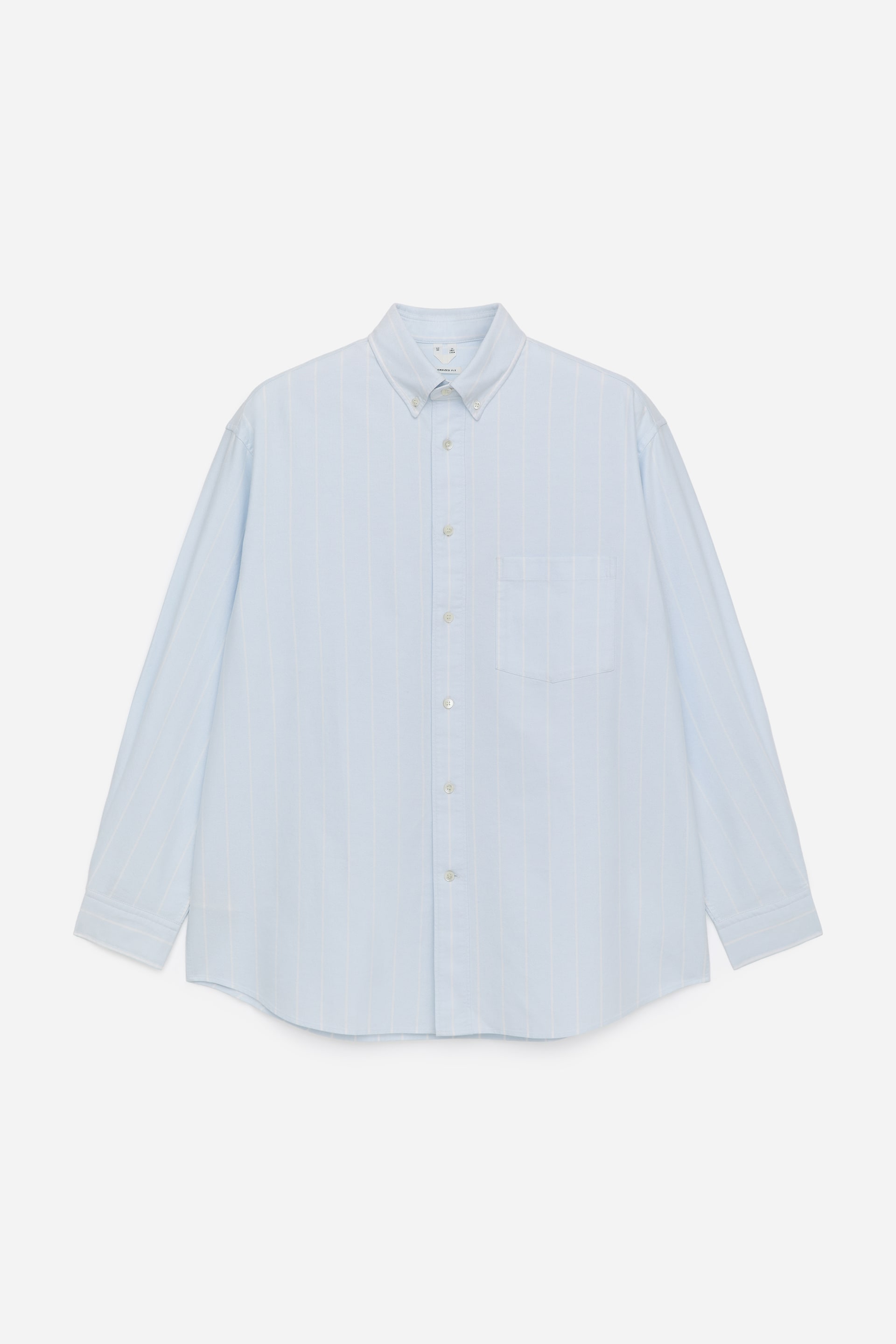 Agrandir l'image: Une chemise bleu clair présente son DEVANT, avec des rayures verticales blanches, un col à boutons et une patte de boutonnage complète avec des boutons blancs. Une poche plaquée unique est visible sur la poitrine gauche, et elle présente des manches longues avec des poignets boutonnés et un ourlet incurvé.