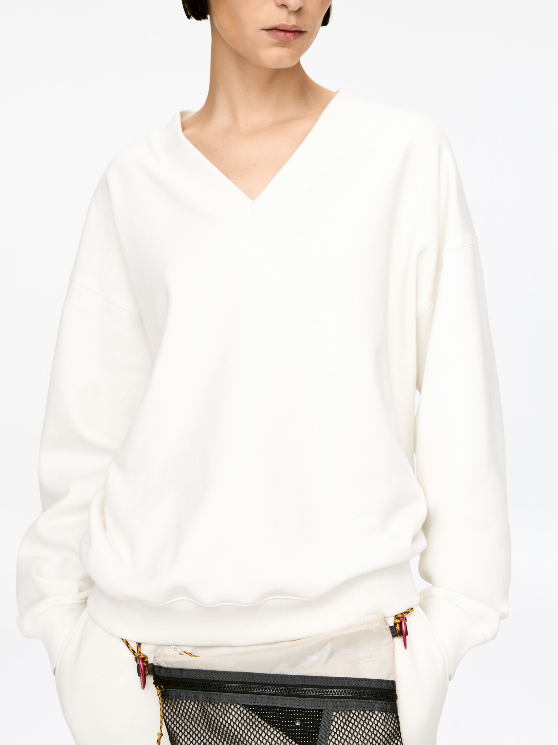 V-Neck Sweatshirt - Off White - Loose fit - Women - StillMedia/Lookbook - 3