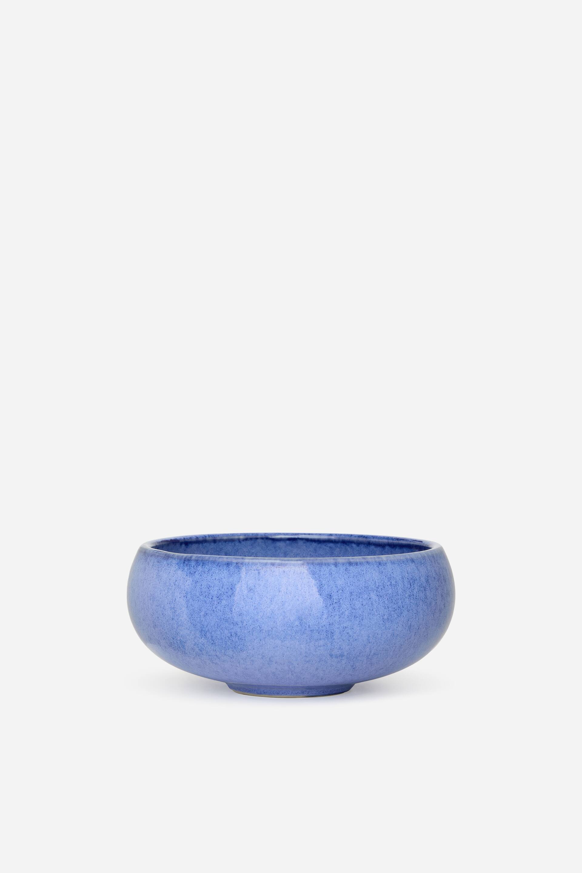 Преглед на по-голямо изображение: Синя керамична купа с гланцирано, петнисто покритие и заоблена, широка форма с леко стесняваща се основа.