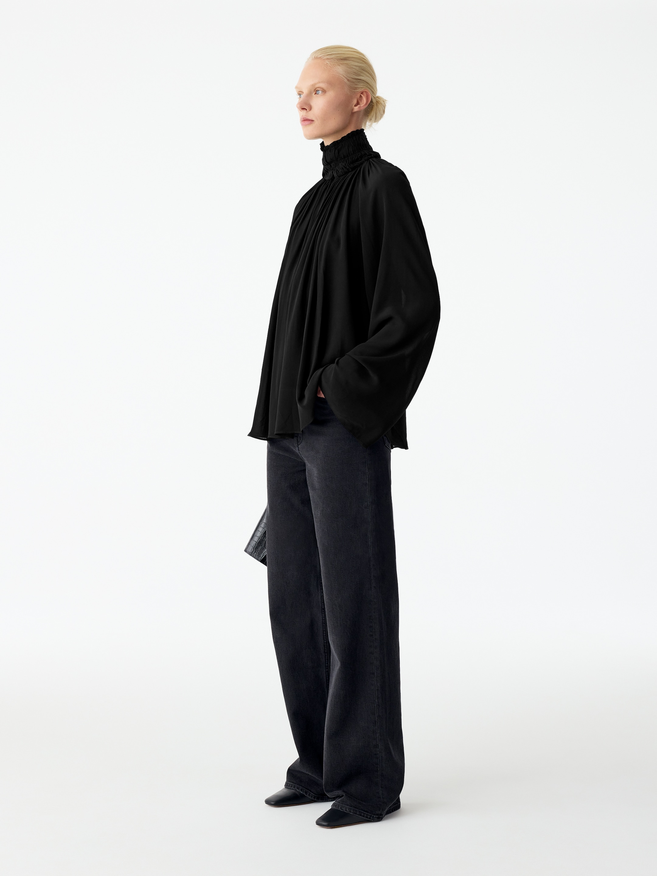 Blusa con collo alto e dettagli a punto smock - Nero - Regular fit - women - StillMedia/Lookbook - 9