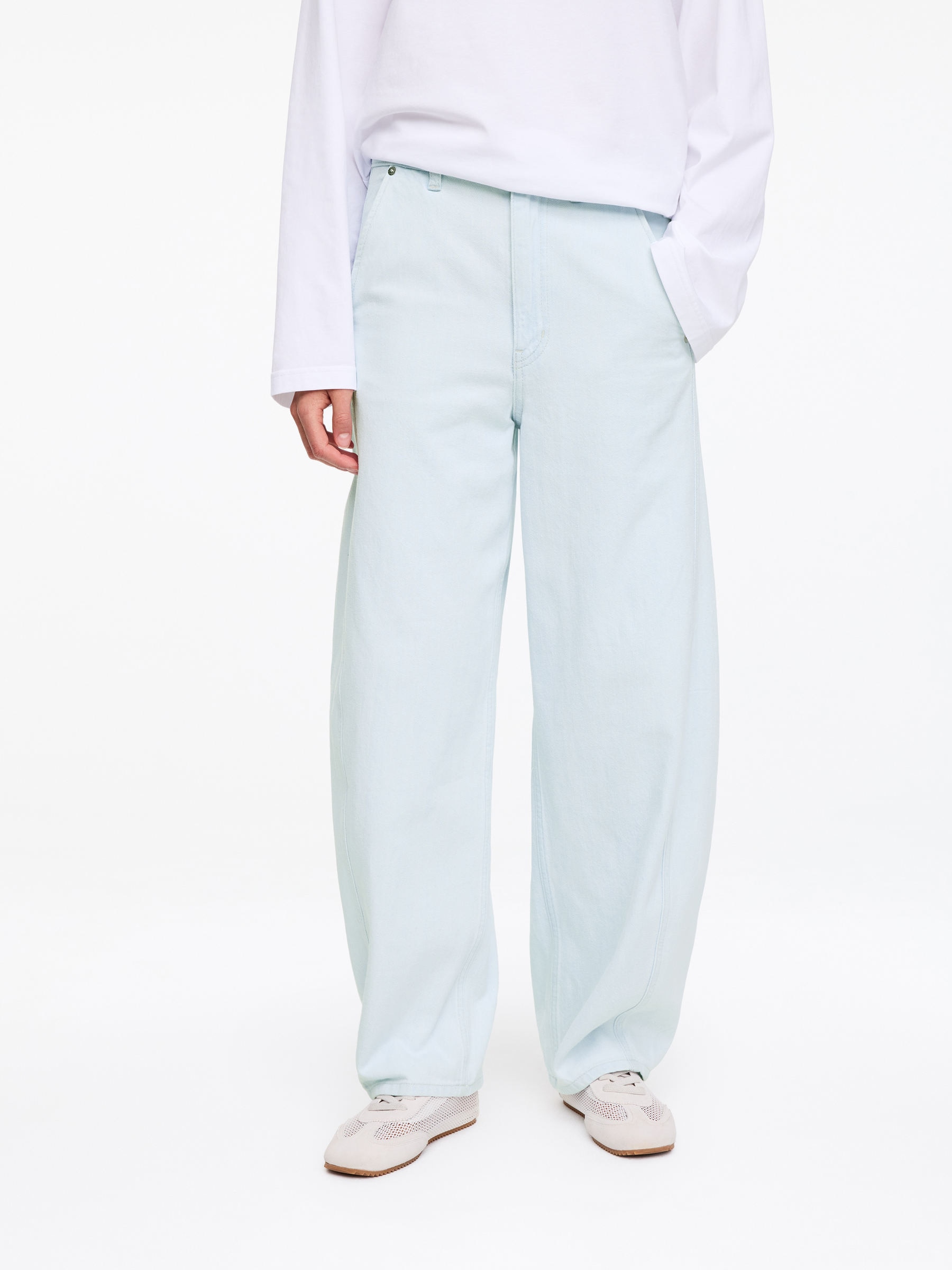 Barrel-Leg Jeans - Light Blue - Relaxed fit - Women - StillMedia/Lookbook - 4