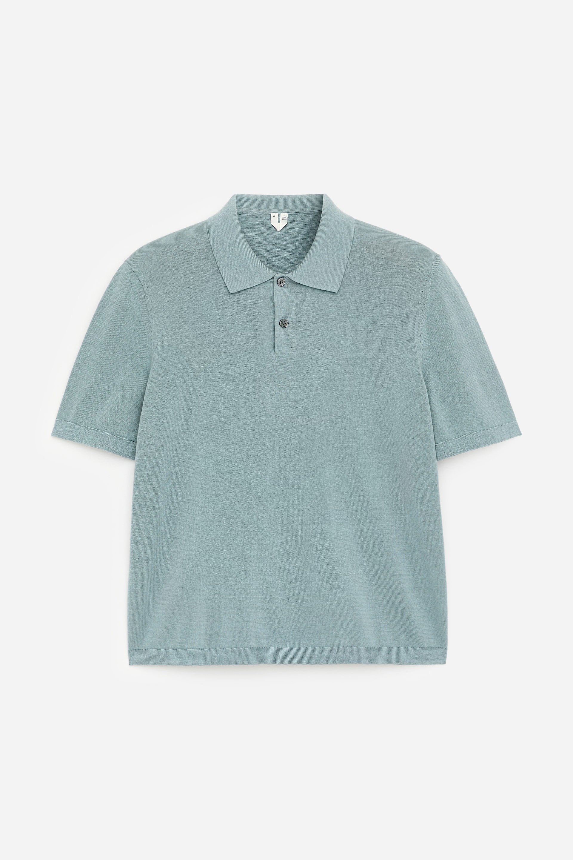 Ver imagem maior: Uma camisa polo azul-verde claro, feita de tecido de malha fina, apresenta um estilo clássico de manga curta com uma gola pontiaguda e uma carcela de dois botões na frente, fixada por botões escuros. Exibe uma bainha reta.